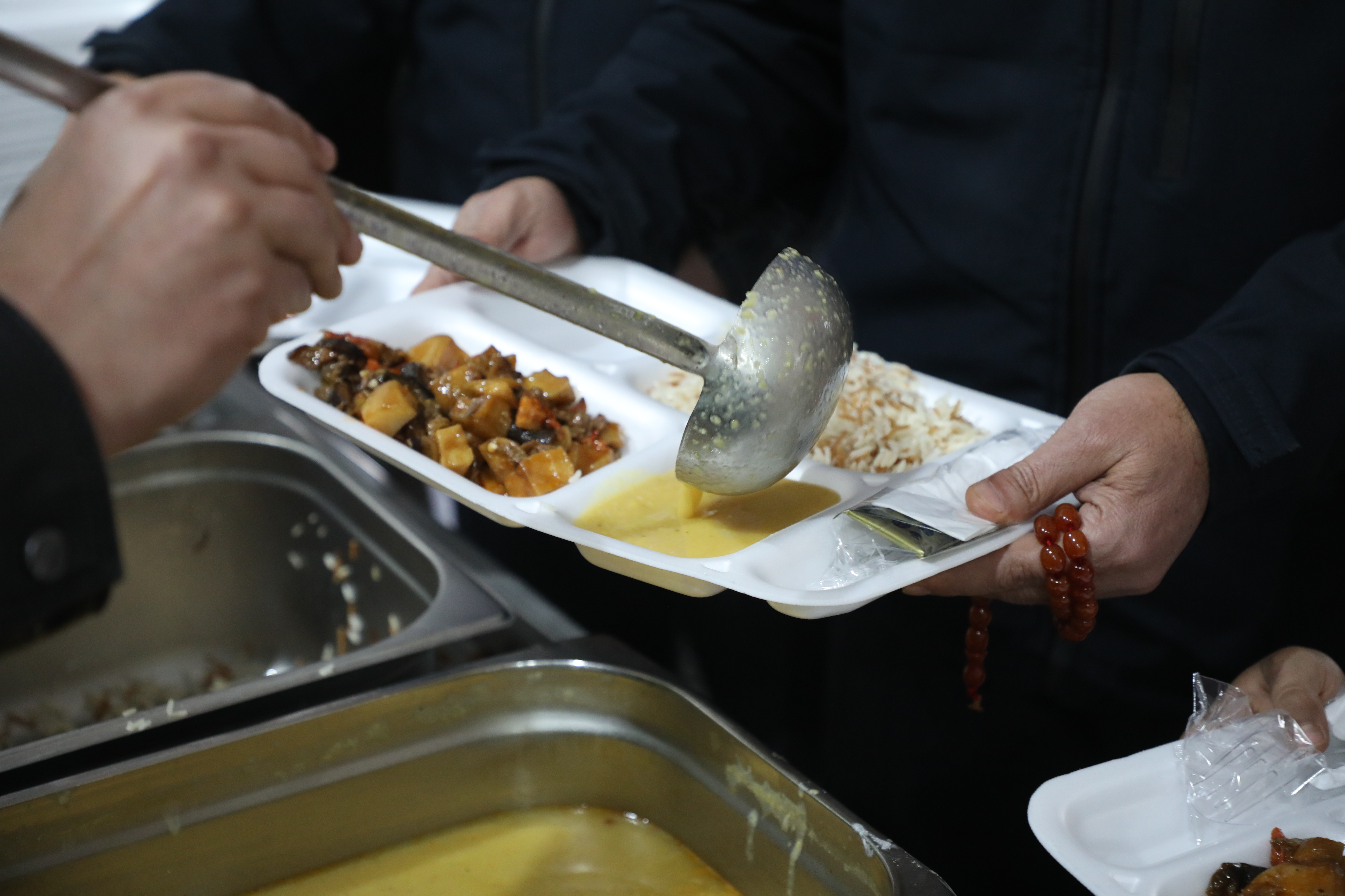Hatay Büyükşehir Belediyesi, Reyhanlı’da kurduğu iftar sofralarında birlik, beraberlik ve huzur dolu anlar yaşattı. "Bu Sofrada Kardeşlik, Ramazan’da Bereket Var" sloganı ile dualarla oruçlar açıldı.