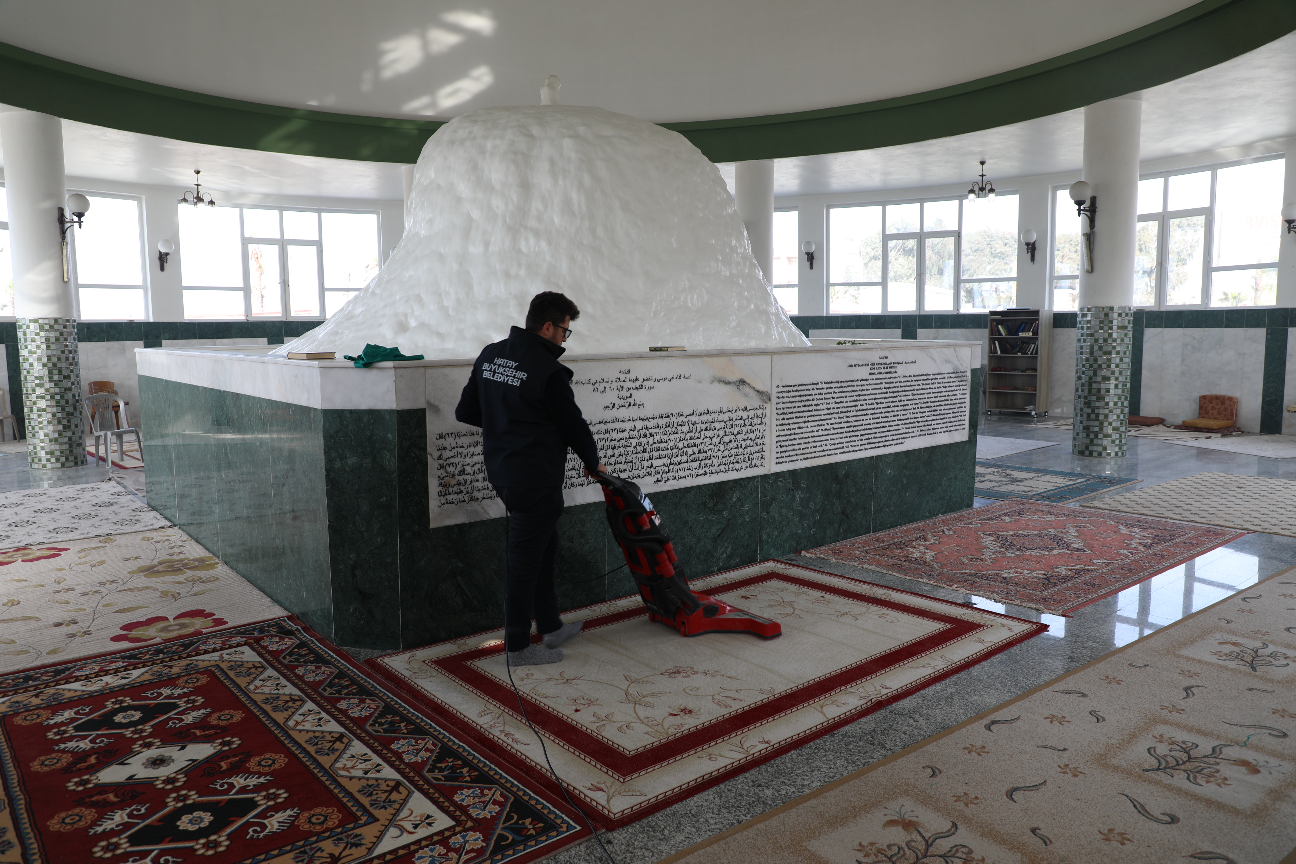 Hatay Büyükşehir Belediyesi, ramazan ayı boyunca cami ve türbelerde temizlik çalışmaları yapıyor. Peki, hangi ibadethaneler temizlendi? İşte detaylar!