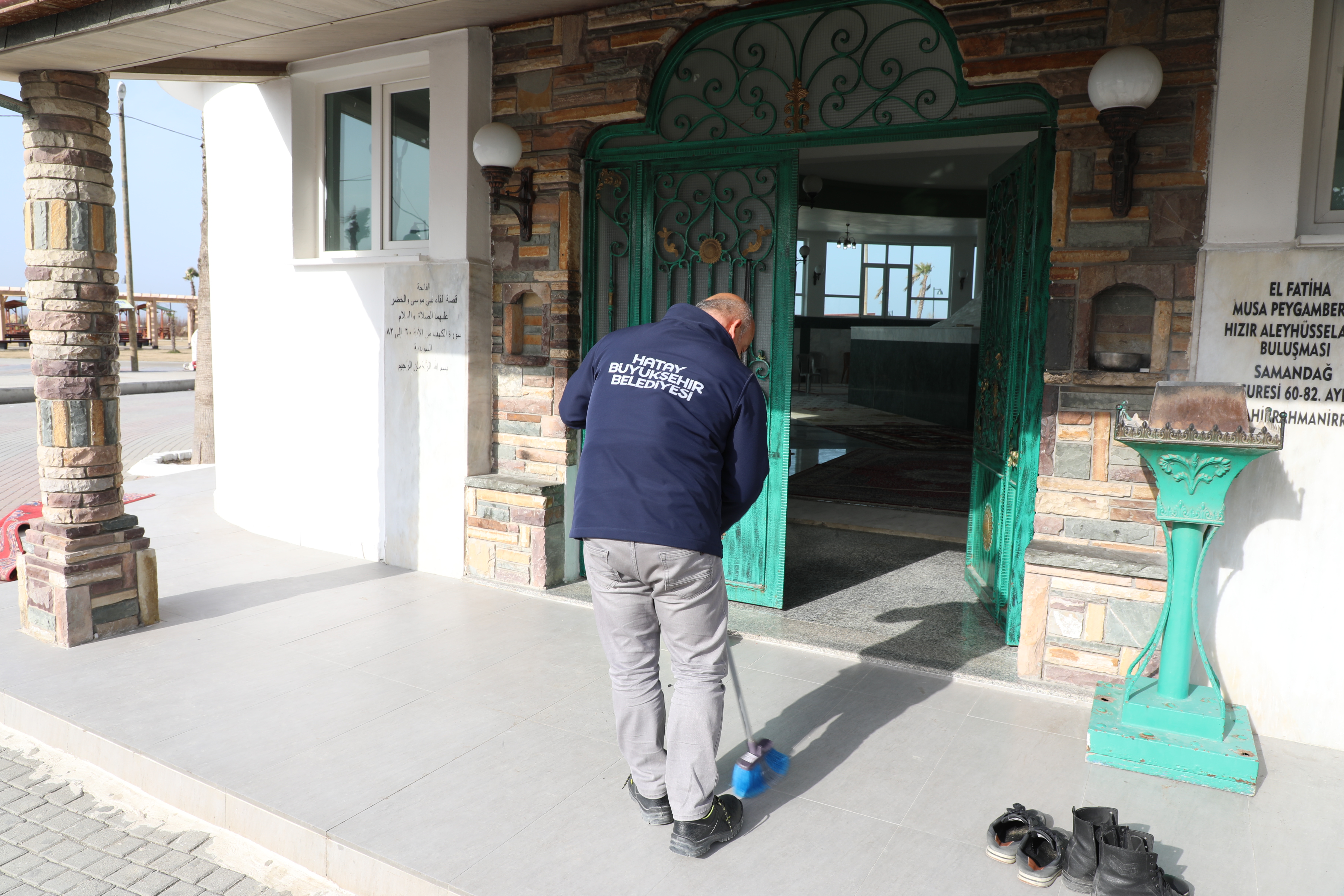 Hatay Büyükşehir Belediyesi, ramazan ayı boyunca cami ve türbelerde temizlik çalışmaları yapıyor. Peki, hangi ibadethaneler temizlendi? İşte detaylar!