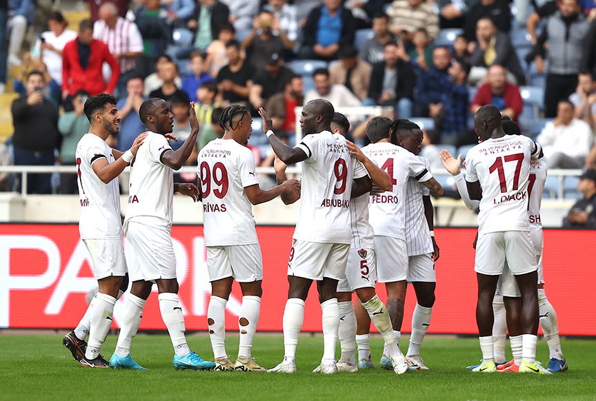 Süper Lig’de kalma mücadelesi veren Hatayspor, Trabzonspor maçı öncesi Erdemli’de farklı bir antrenman programı uyguluyor. Takım, bu kritik maça nasıl hazırlanıyor?