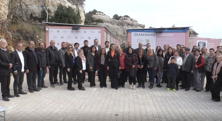 Depremde 11 yakınını kaybeden sanatçı Uğur Aslan, Hatay’da yaraları sarmak için canla başla çalışıyor. Peki, Aslan hangi projelerle depremzedelere destek oluyor?