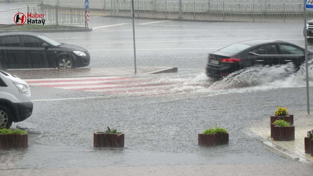 11 Nisan’da Hatay’ı şiddetli sağanaklar, yıldırım ve sert rüzgarlar bekliyor. İlçe ilçe hava durumu ve meteorolojiden kritik uyarılar burada!