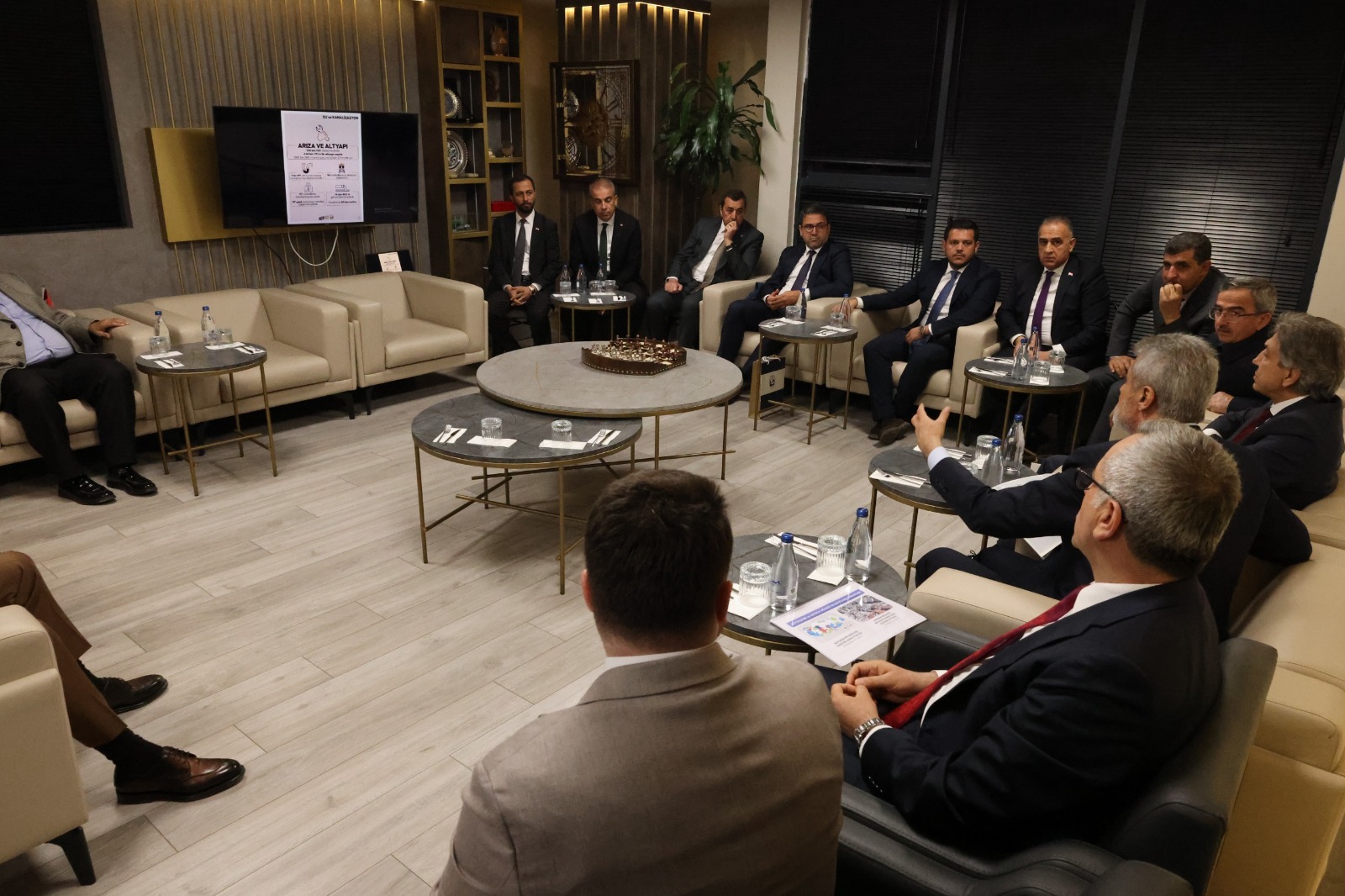 AK Parti’li Mustafa Demir, Hatay’da kritik temaslarda bulundu. Gözler altyapıdan sosyal projelere uzanan görüşmede konuşulanlarda! Detaylar haberimizde…