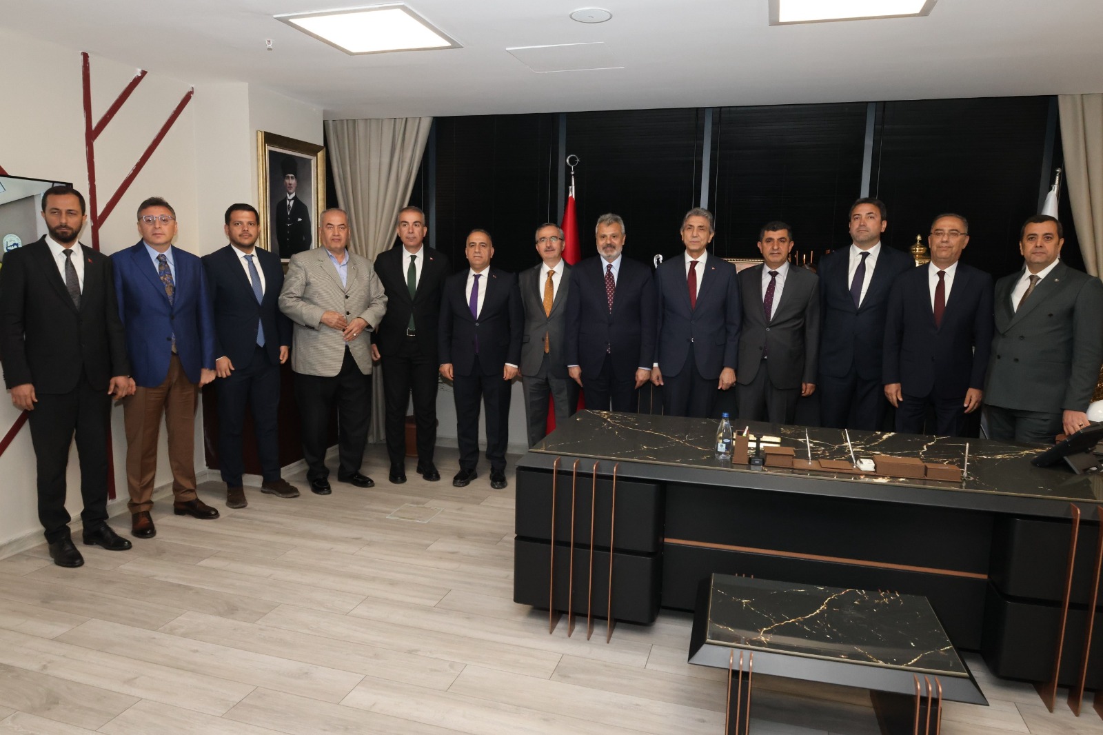 AK Parti’li Mustafa Demir, Hatay’da kritik temaslarda bulundu. Gözler altyapıdan sosyal projelere uzanan görüşmede konuşulanlarda! Detaylar haberimizde…