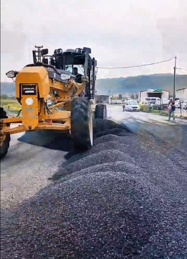 Antakya Belediyesi, şehirdeki yol çalışmalarına hız kesmeden devam ediyor. Hangi mahallelerde asfaltlama ve onarım çalışmaları yapılıyor? Detaylar haberimizde!
