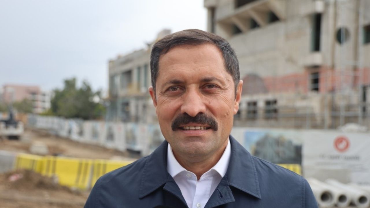 Hatay’daki tarihi Meclis Binası, depremlerde yerle bir oldu. Hatay Valisi Masatlı, binanın aslına uygun inşaatının 23 Temmuz’da tamamlanarak ziyarete açılacağını duyurdu.