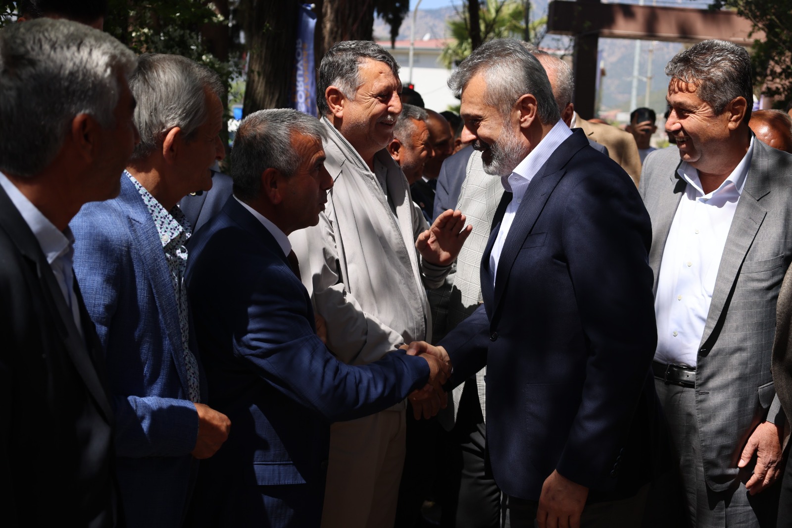 HBB Başkanı Mehmet Öntürk, Hassa’da vatandaşların sorularını yanıtladı. Altyapıdan gençliğe kadar birçok konuda dikkat çeken açıklamalarda bulundu.