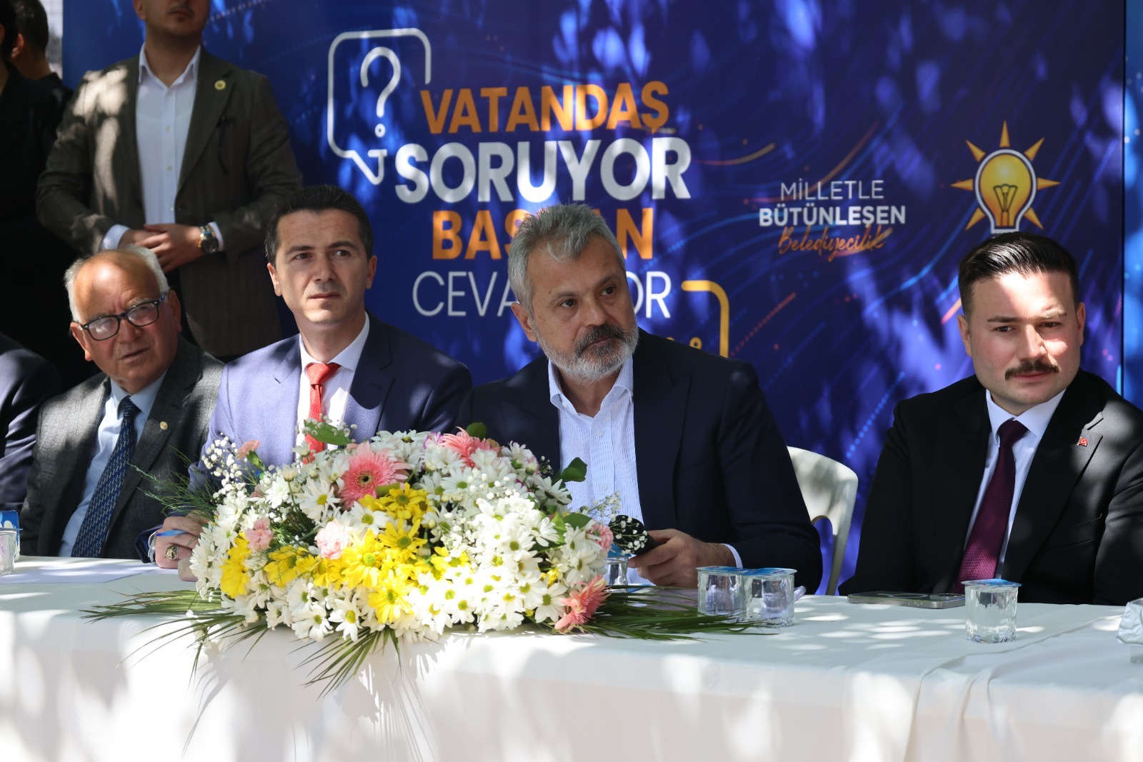 HBB Başkanı Mehmet Öntürk, Hassa’da vatandaşların sorularını yanıtladı. Altyapıdan gençliğe kadar birçok konuda dikkat çeken açıklamalarda bulundu.