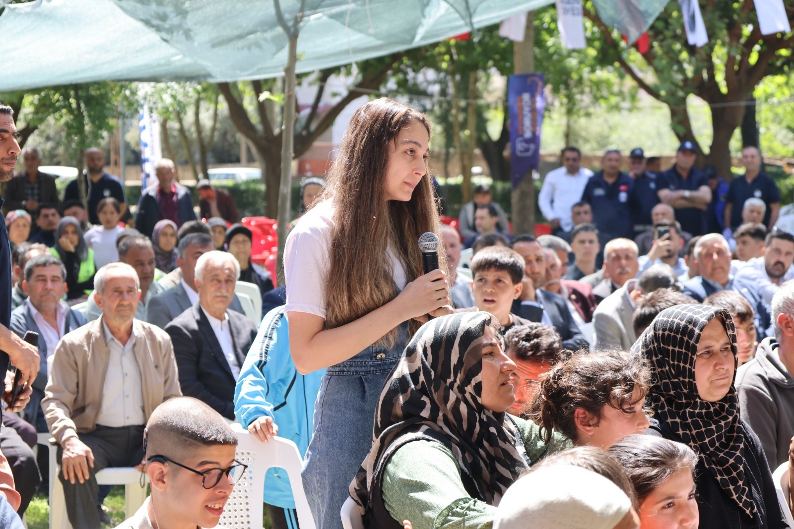 HBB Başkanı Mehmet Öntürk, Hassa’da vatandaşların sorularını yanıtladı. Altyapıdan gençliğe kadar birçok konuda dikkat çeken açıklamalarda bulundu.
