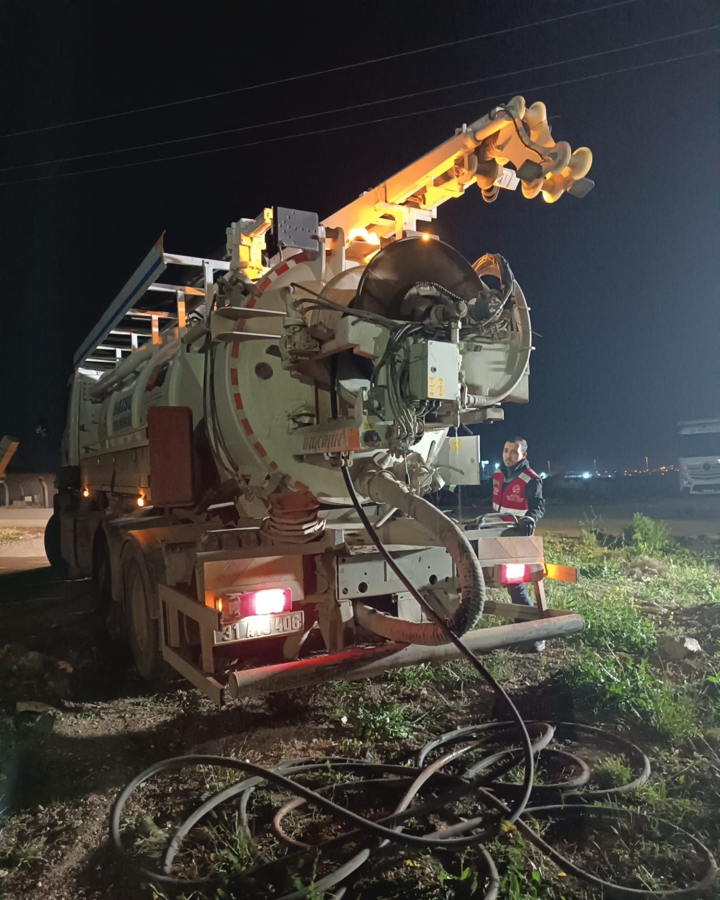 Hatay Büyükşehir Belediyesi, Ramazan Bayramı boyunca 502 arızaya müdahale ederek su kayıplarını önledi ve vatandaşlara kesintisiz hizmet sundu. Detaylar burada!
