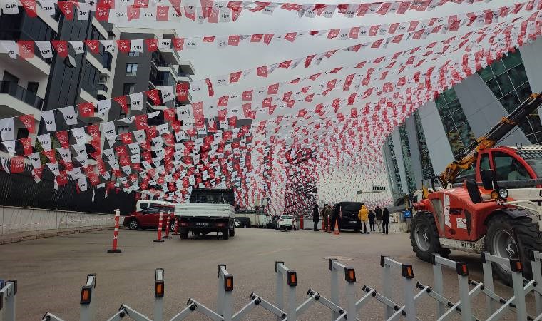 CHP, 21. Olağanüstü Kurultayı için son hazırlıklarını hızla tamamlıyor. Atatürk ve Özgür Özel'in fotoğraflarının yer aldığı pankartlar dikkat çekiyor!