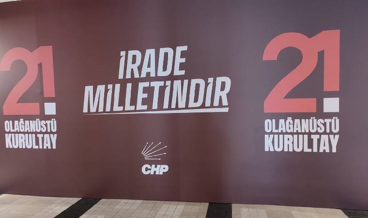 CHP, 21. Olağanüstü Kurultayı için son hazırlıklarını hızla tamamlıyor. Atatürk ve Özgür Özel'in fotoğraflarının yer aldığı pankartlar dikkat çekiyor!