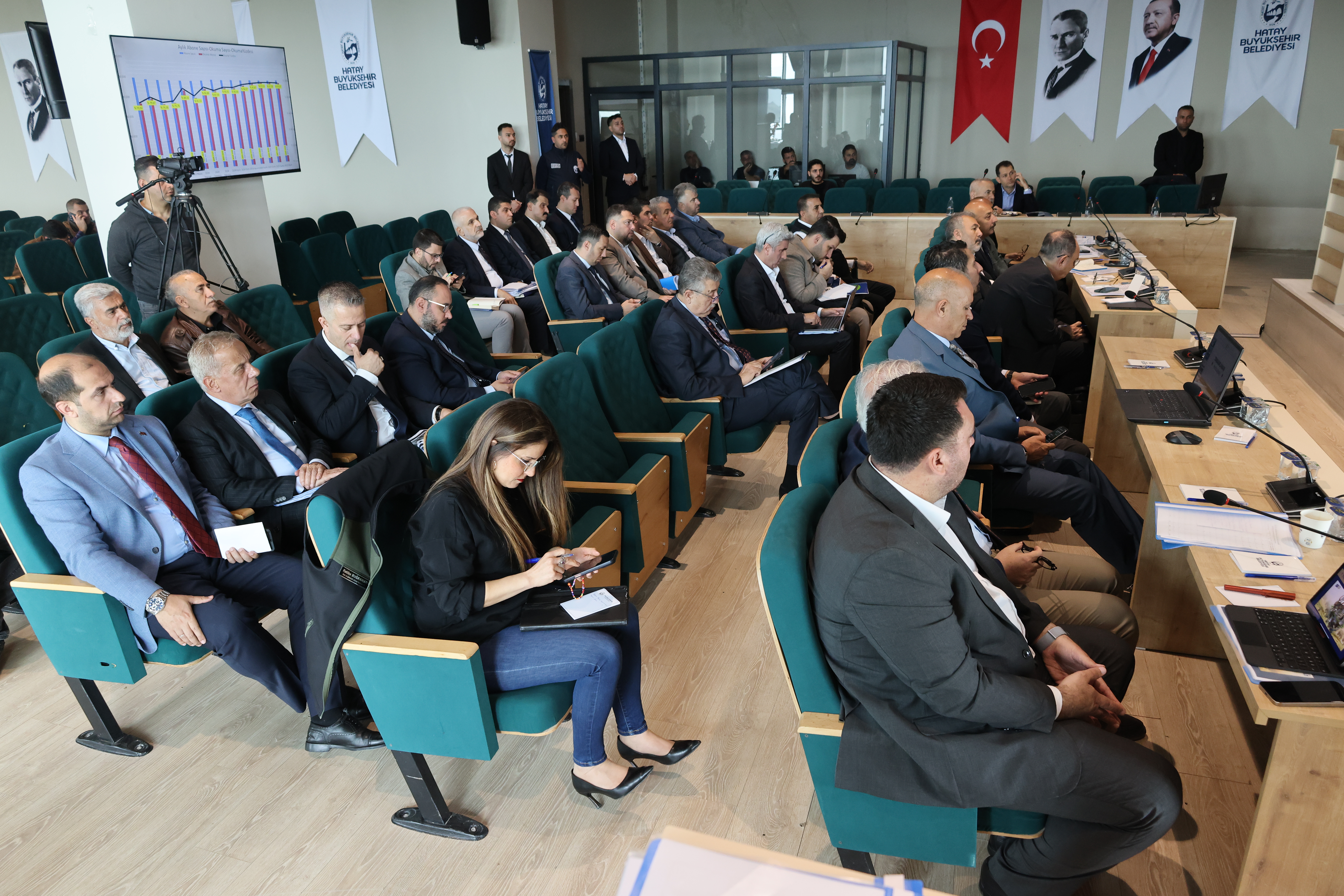 Hatay Büyükşehir Belediyesi’nde gerçekleşen koordinasyon toplantısında Başkan Mehmet Öntürk, projelerin hızla ilerlemesi ve doğru bilgilendirme için önemli talimatlar verdi.