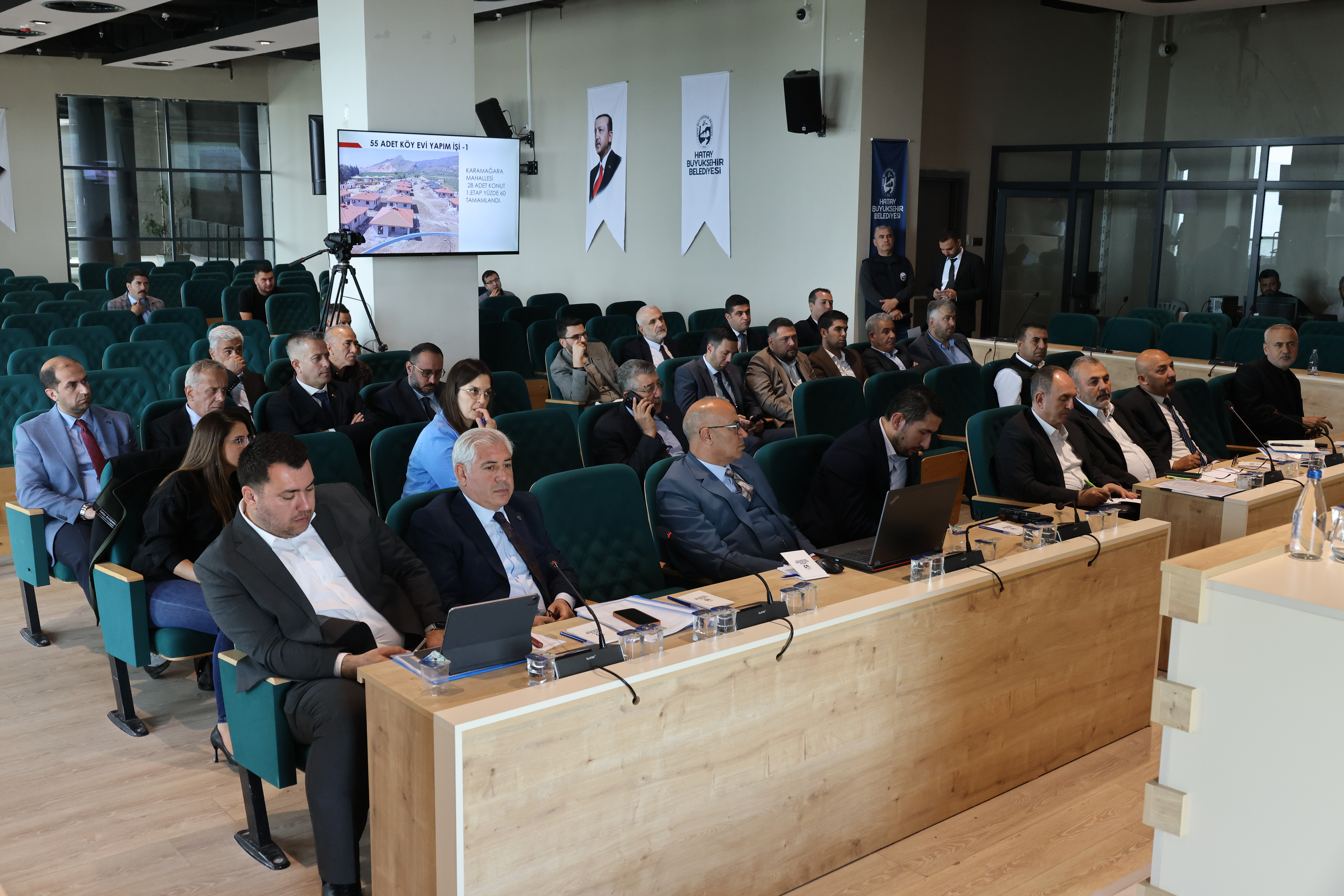 Hatay Büyükşehir Belediyesi’nde gerçekleşen koordinasyon toplantısında Başkan Mehmet Öntürk, projelerin hızla ilerlemesi ve doğru bilgilendirme için önemli talimatlar verdi.