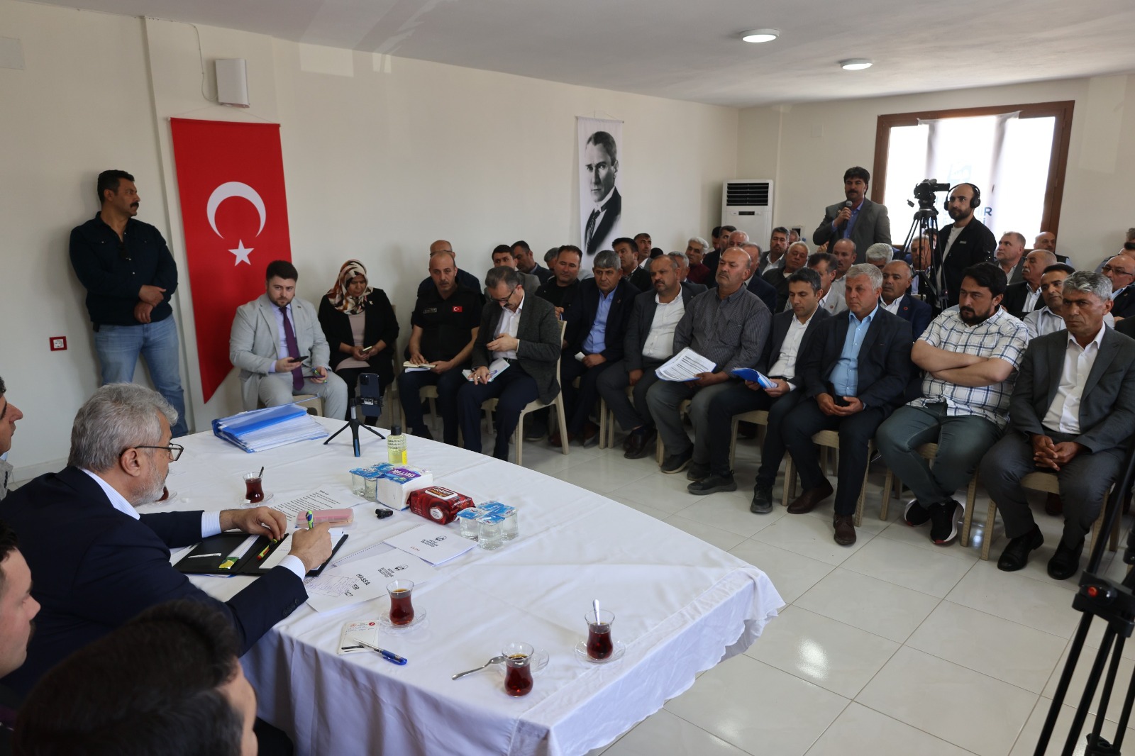 HBB Başkanı Mehmet Öntürk, Hassa’da muhtarlarla buluşarak, mahallelerin sorunlarını ve taleplerini dinledi. Hedef, eşit hizmet ve sürdürülebilir projeler!