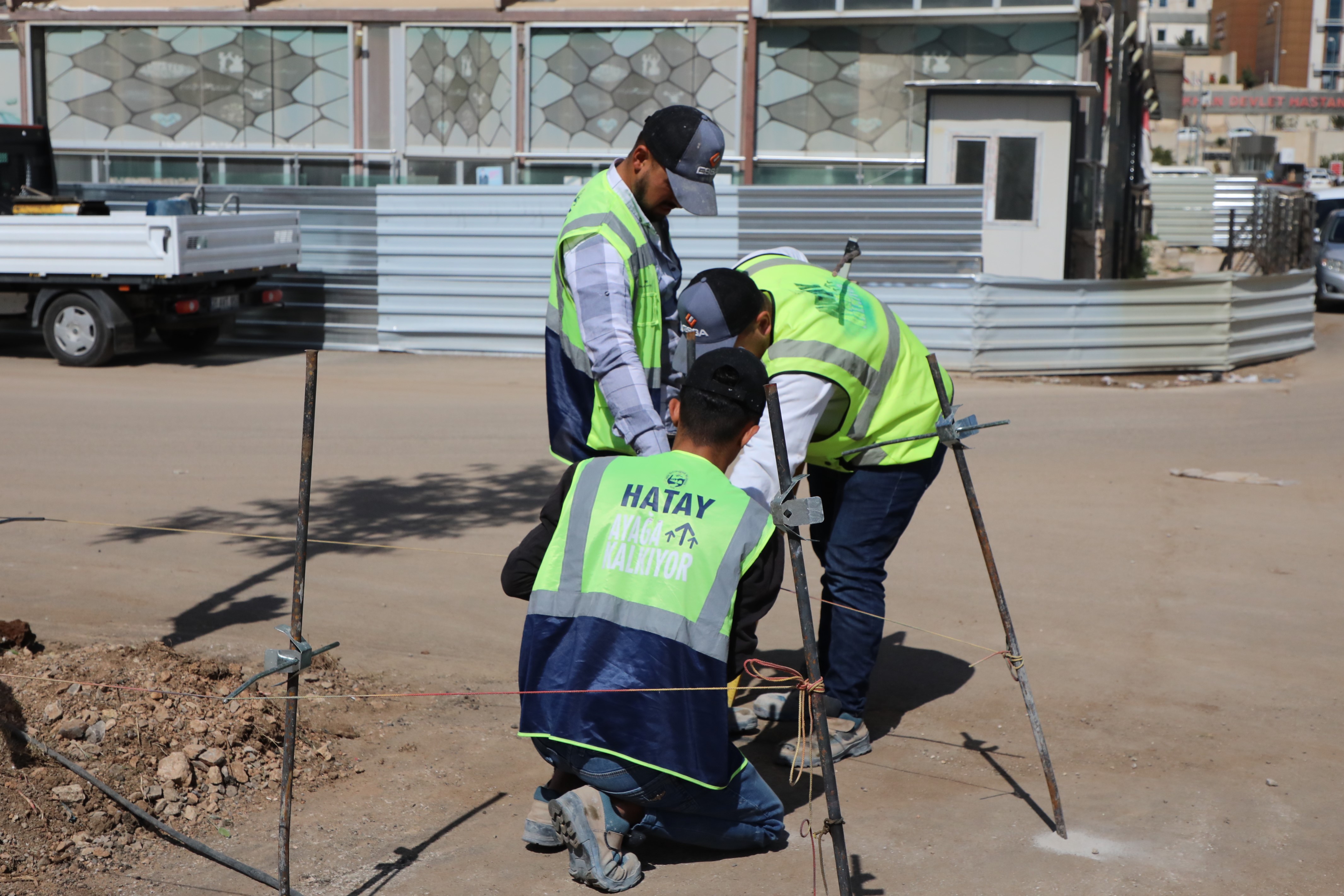Hatay Büyükşehir Belediyesi, yeni beton finişer makinesiyle yol çalışmalarında hız rekoru kırıyor! Bu yenilik Hatay’da neleri değiştirecek?