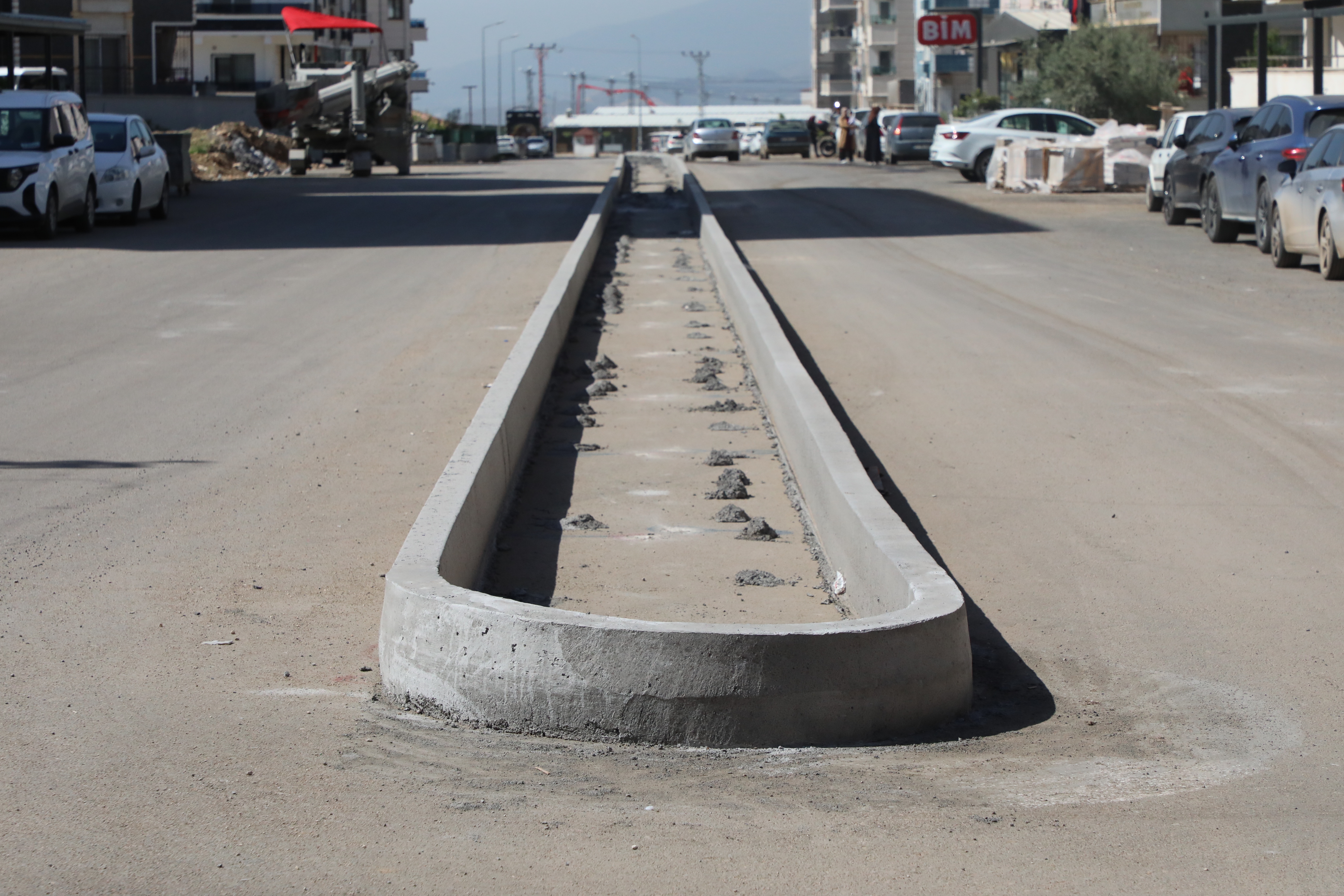 Hatay Büyükşehir Belediyesi, yeni beton finişer makinesiyle yol çalışmalarında hız rekoru kırıyor! Bu yenilik Hatay’da neleri değiştirecek?