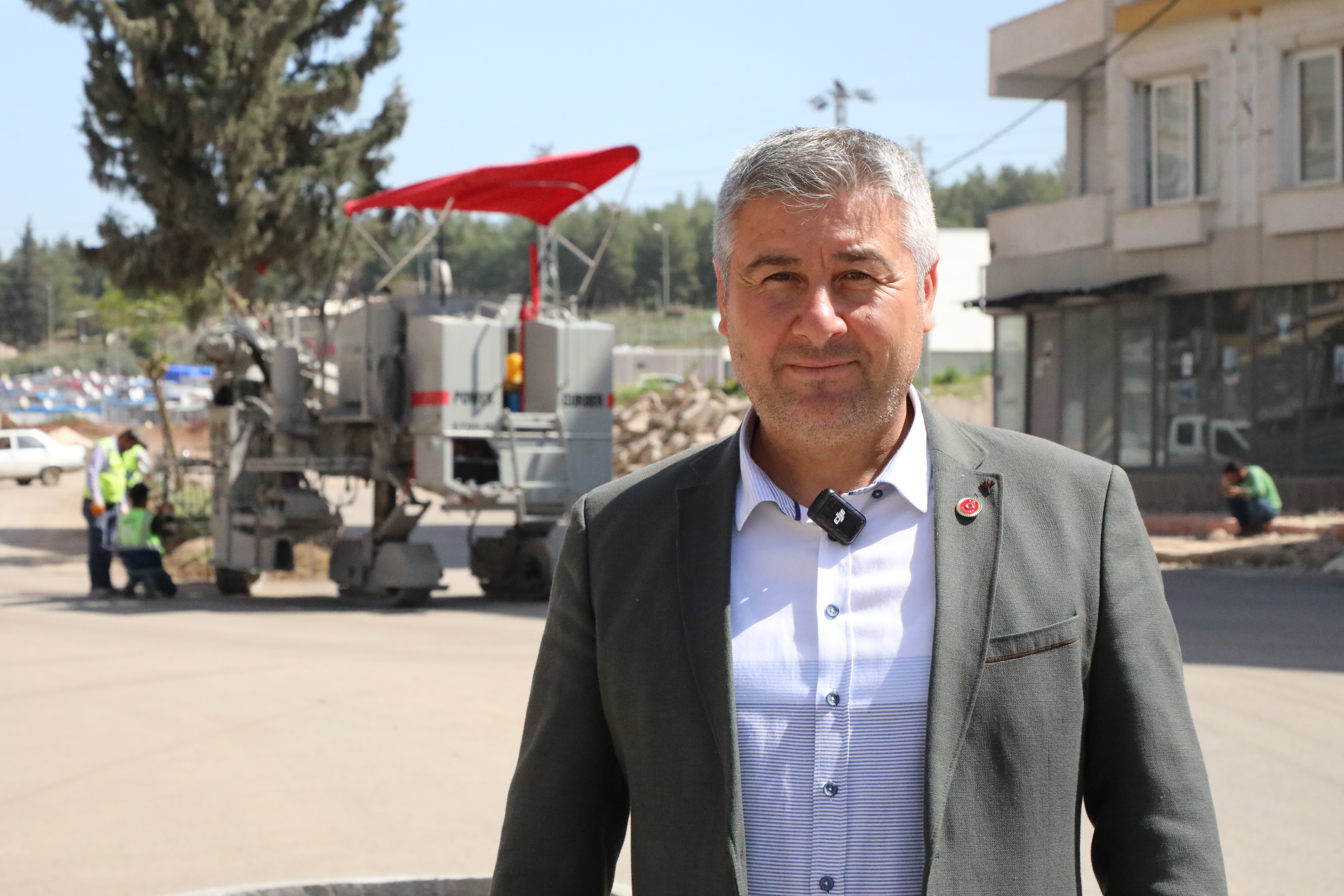 Hatay Büyükşehir Belediyesi, yeni beton finişer makinesiyle yol çalışmalarında hız rekoru kırıyor! Bu yenilik Hatay’da neleri değiştirecek?