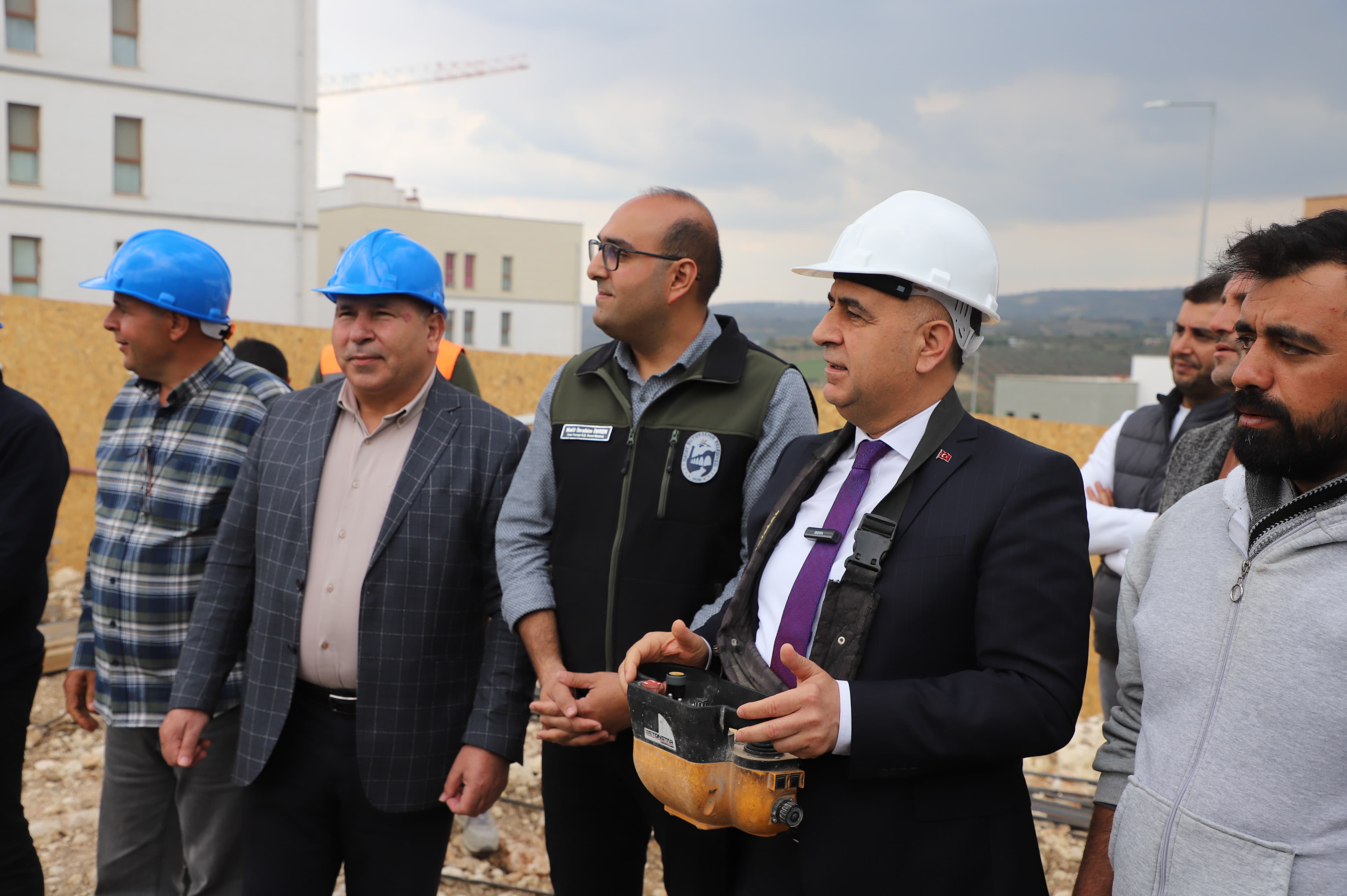 Hatay Büyükşehir Belediyesi, çocukların güvenle büyümesi için modern kreşler inşa ediyor. Aileler için kalıcı çözüm sunan bu proje tüm ilçelere yayılacak.
