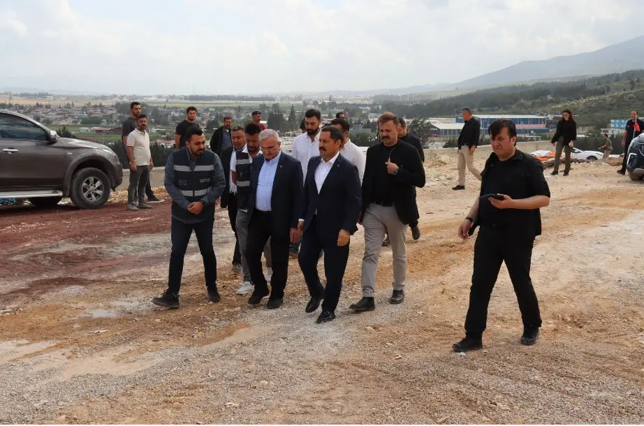 İçişleri Bakan Yardımcısı Münir Karaloğlu, Hatay'da depremin ardından hızla devam eden konut inşa çalışmalarını yerinde inceledi. Yılsonuna kadar 135 bin konut tamamlanacak!