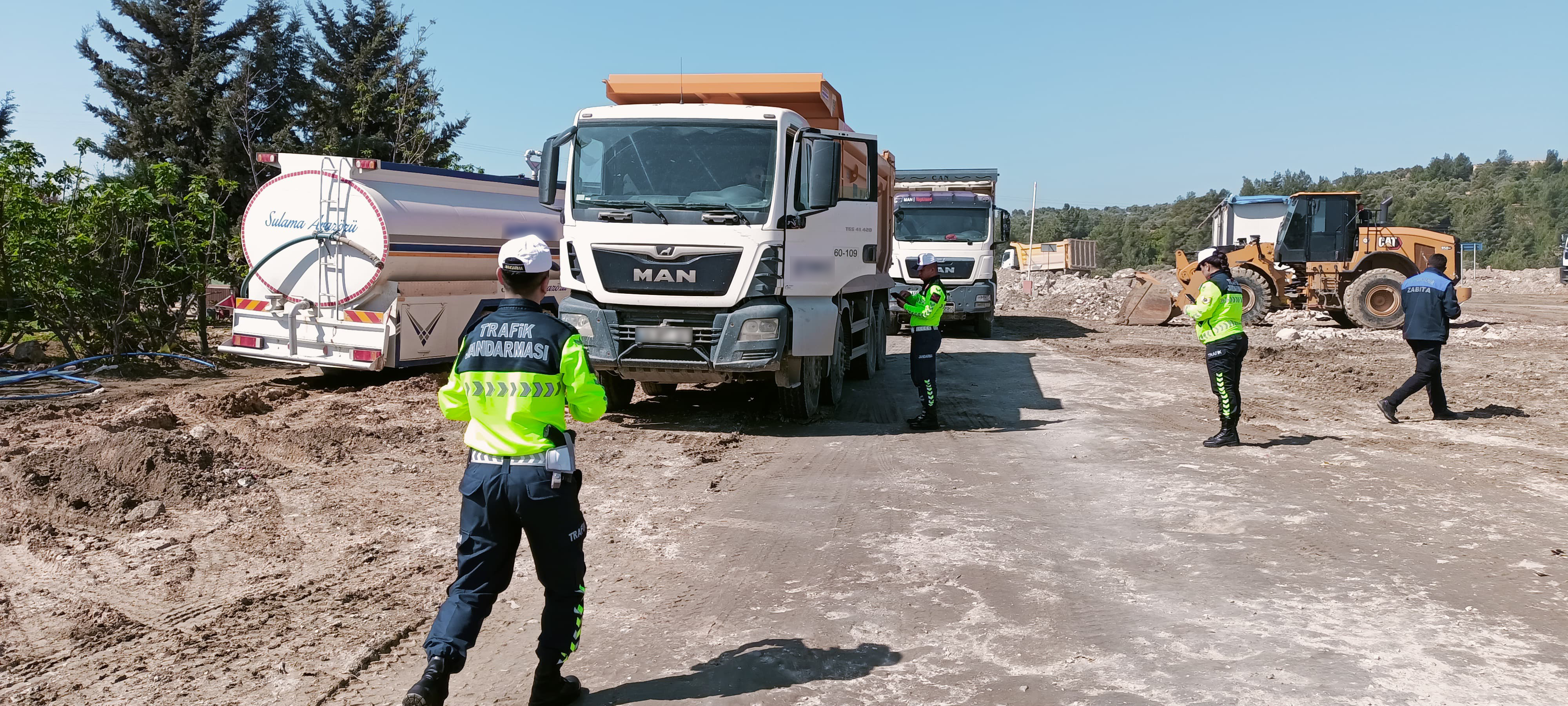Hatay Büyükşehir Belediyesi, doğaya zarar veren ve sağlığı tehlikeye atan kaçak hafriyat dökümüne karşı 1.4 milyon liralık ceza kesti. Denetimler sürüyor!