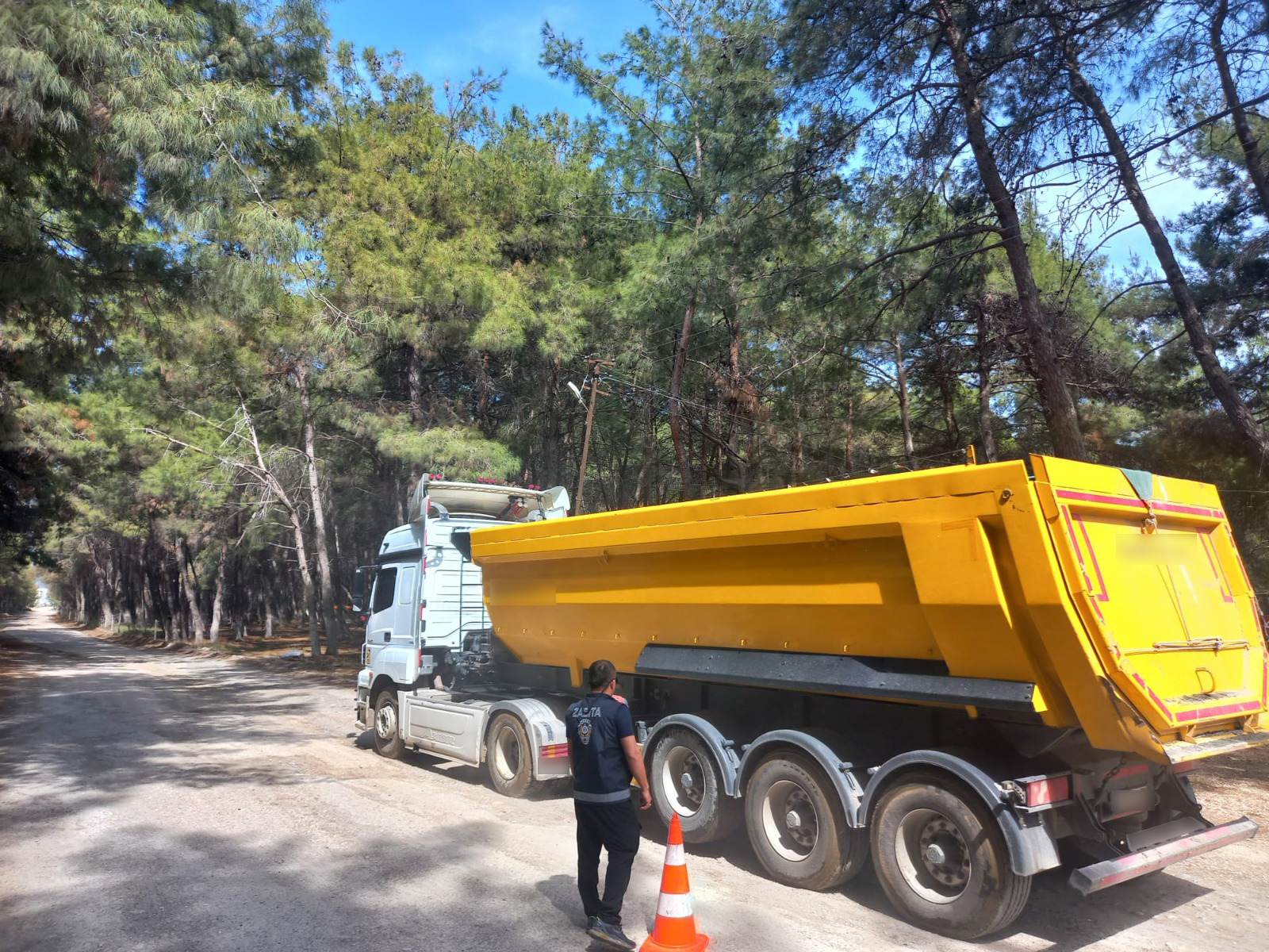 Hatay Büyükşehir Belediyesi, doğaya zarar veren ve sağlığı tehlikeye atan kaçak hafriyat dökümüne karşı 1.4 milyon liralık ceza kesti. Denetimler sürüyor!