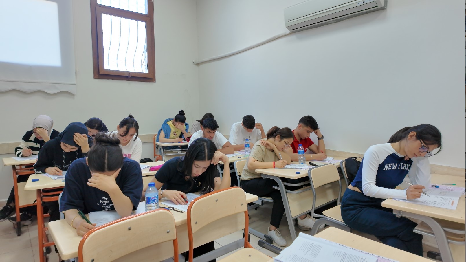 Hatay Büyükşehir Belediyesi’nden öğrencilere büyük destek! Ücretsiz kurs, ulaşım, kitap ve deneme sınavlarıyla başarı artık daha yakın.