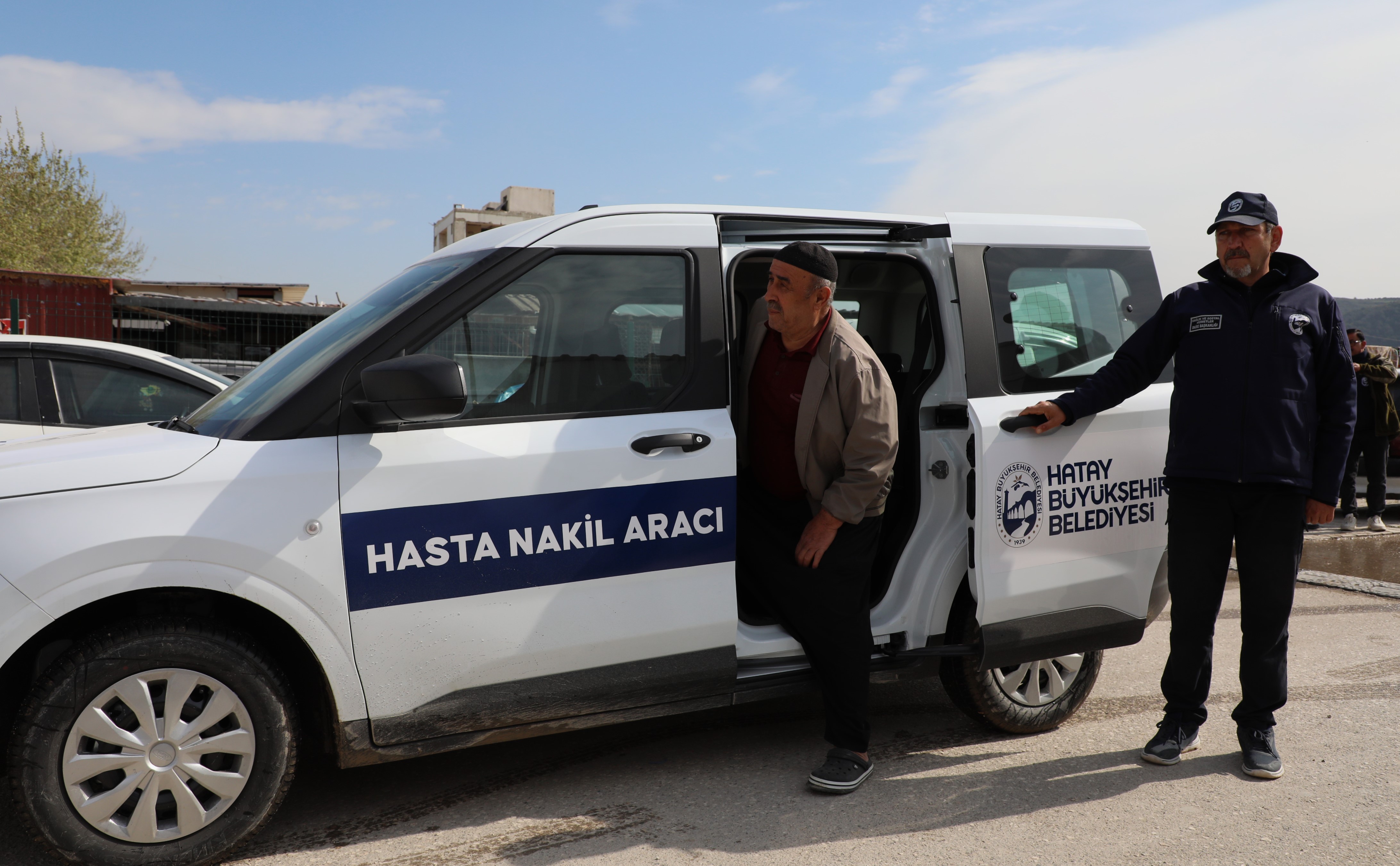 Hatay Büyükşehir Belediyesi, ayakta hasta nakil araçları ile dezavantajlı vatandaşların sağlık hizmetlerine erişimini kolaylaştırıyor. Ücretsiz hizmet için başvuru 153 hattından yapılabiliyor.