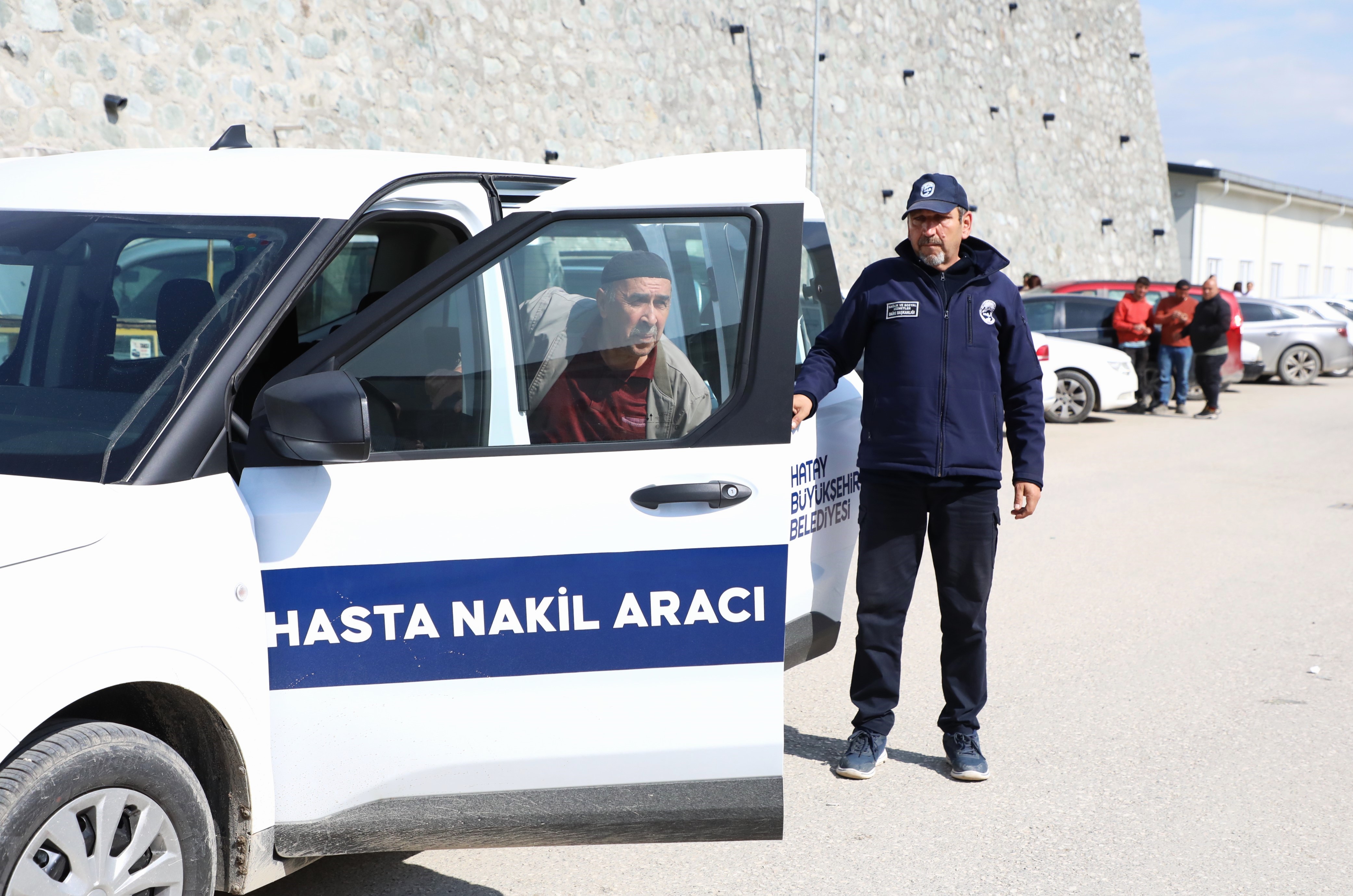 Hatay Büyükşehir Belediyesi, ayakta hasta nakil araçları ile dezavantajlı vatandaşların sağlık hizmetlerine erişimini kolaylaştırıyor. Ücretsiz hizmet için başvuru 153 hattından yapılabiliyor.
