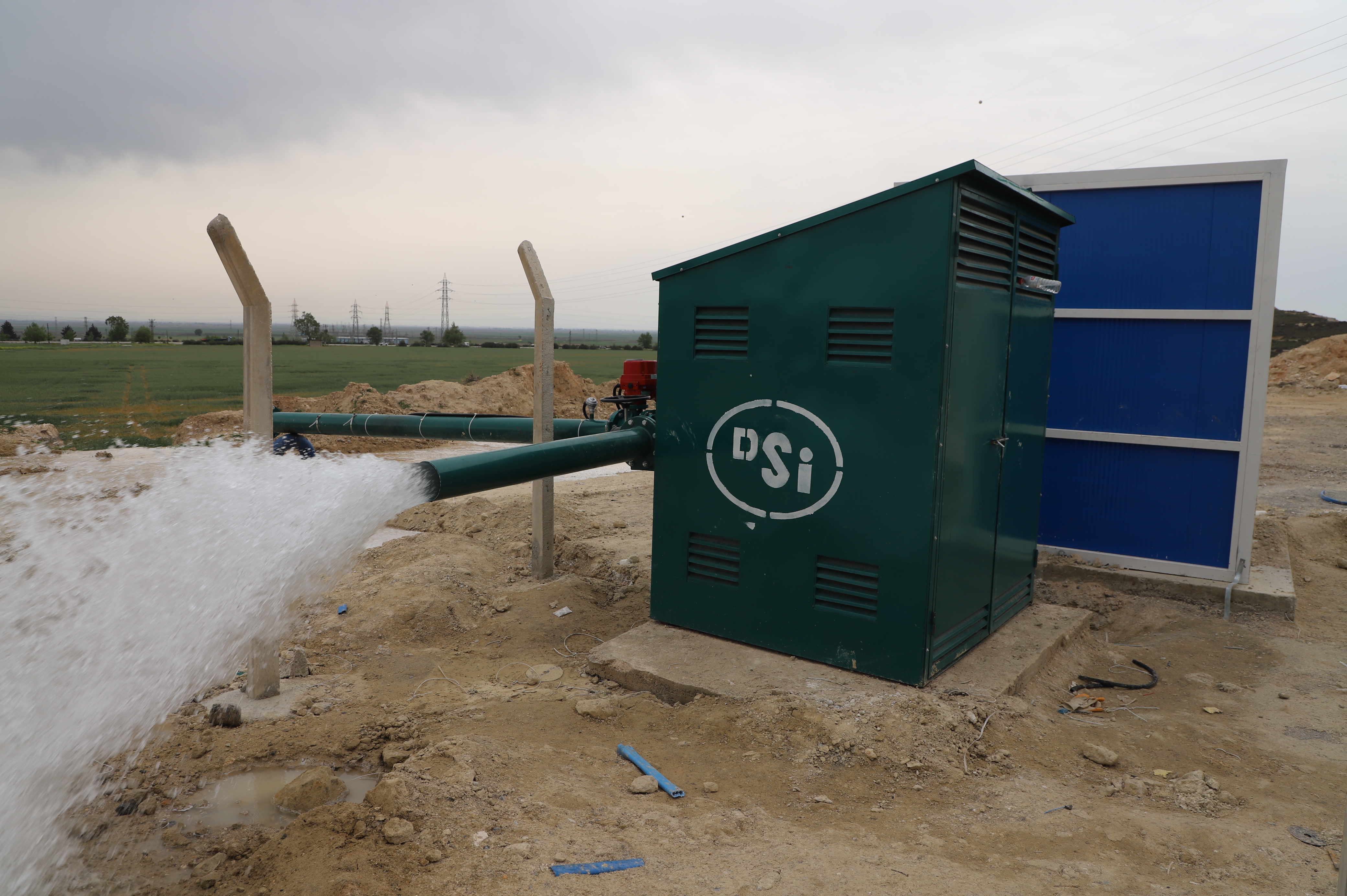 Hatay Büyükşehir Belediyesi, Belen'deki su iletim kapasitesini artırarak dönüşümlü su dağıtımını sona erdirdi. HATSU, 40 litre daha su temin etti! Detaylar haberimizde.