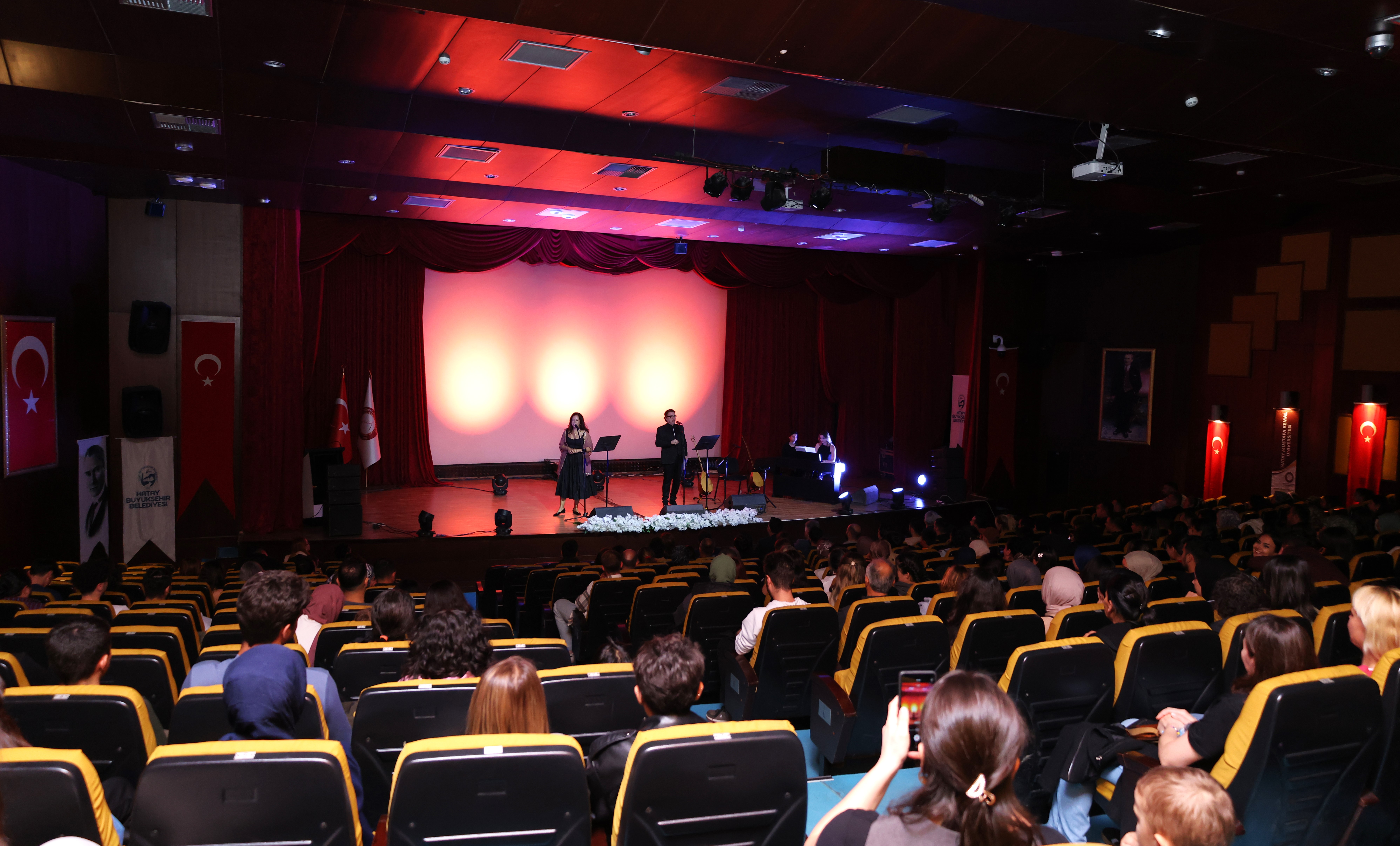 Hatay Büyükşehir Belediyesi, ücretsiz konserlerle kültür sanat etkinliklerini sürdürüyor. "Avrupa’dan Türküler" konseri, sanatseverlere unutulmaz anlar yaşattı.