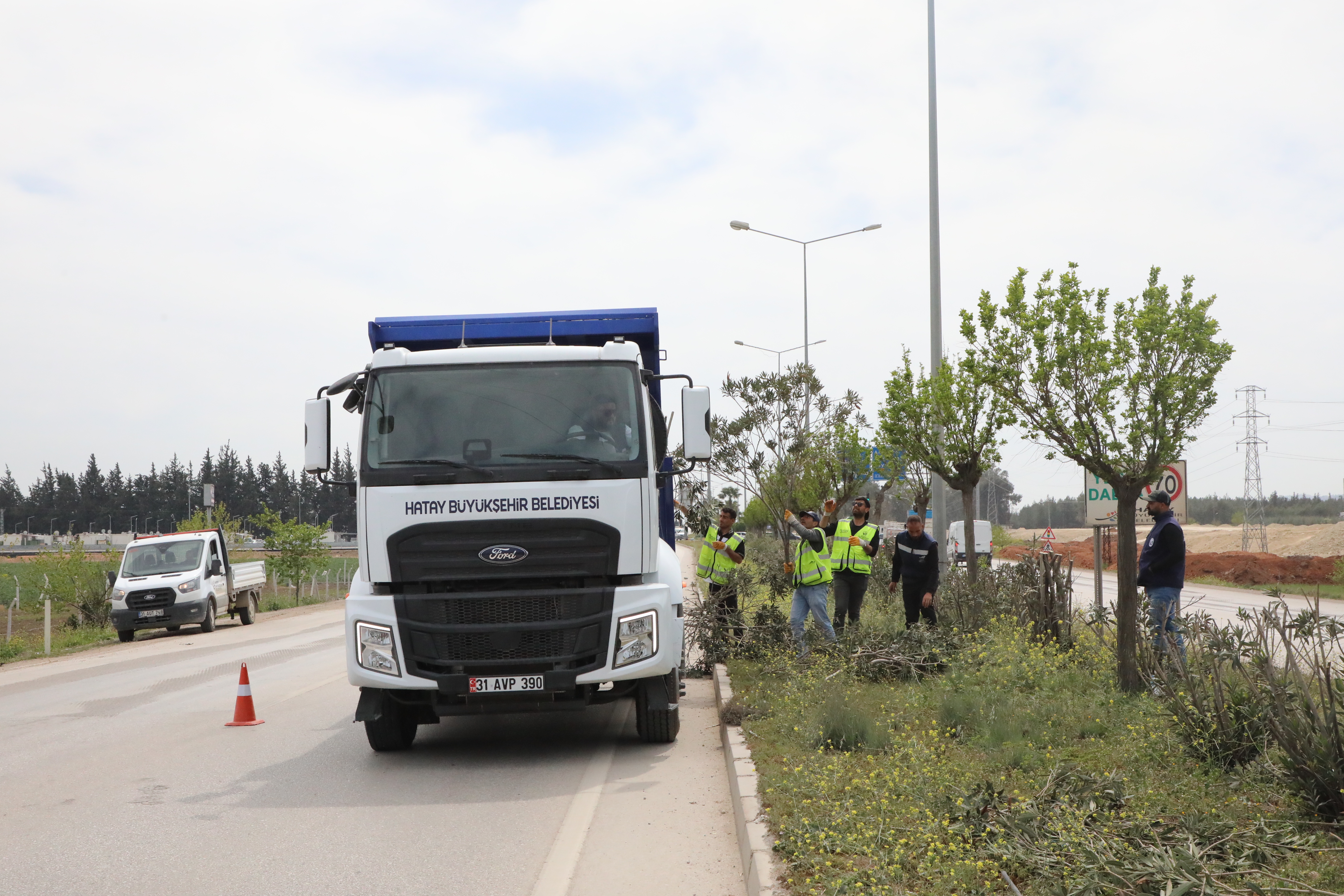 Hatay Büyükşehir Belediyesi, yolları istila eden yabani otlara karşı harekete geçti. Hem estetik hem güvenlik için yapılan o çalışmalar merak uyandırdı!