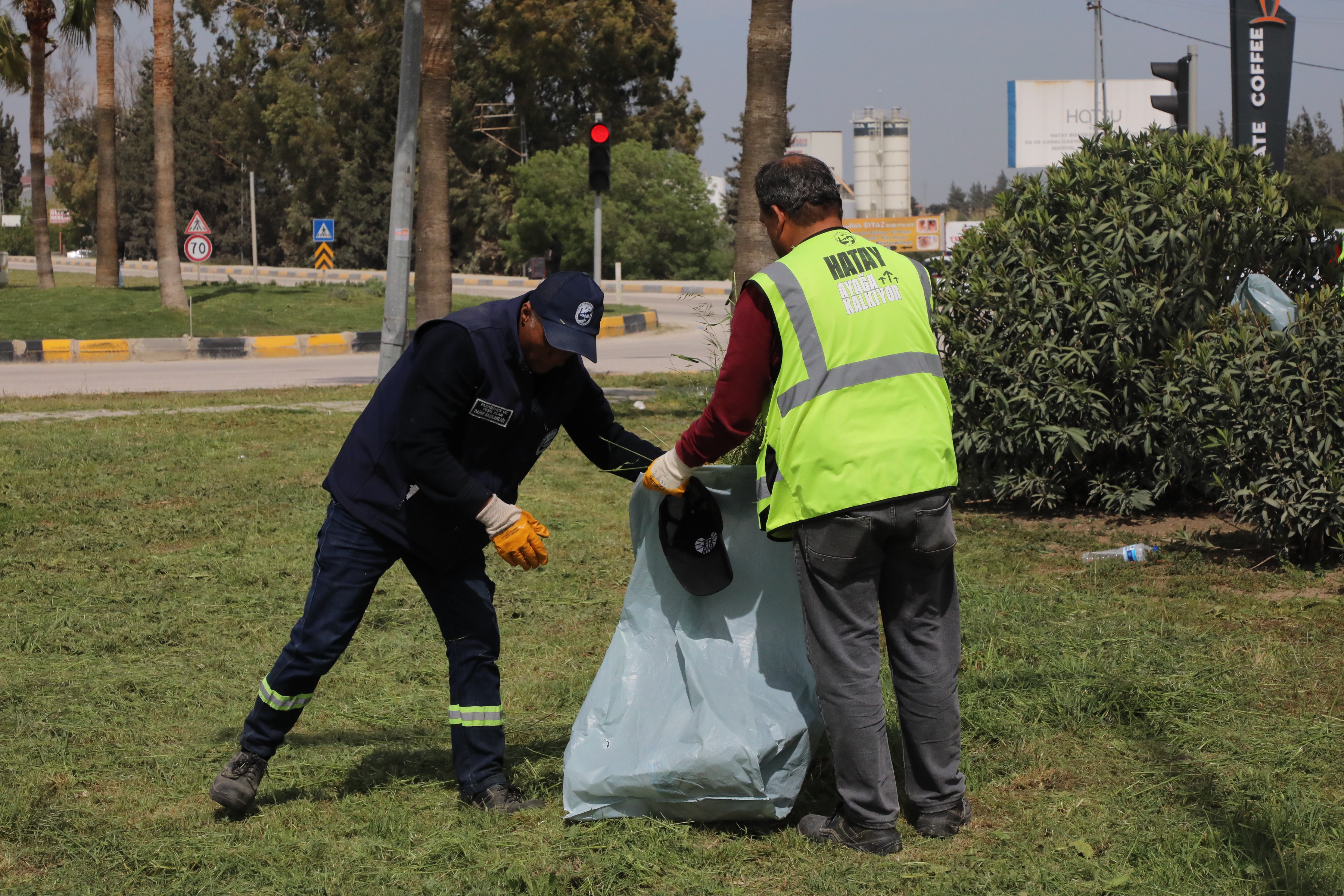 Hatay Büyükşehir Belediyesi, yolları istila eden yabani otlara karşı harekete geçti. Hem estetik hem güvenlik için yapılan o çalışmalar merak uyandırdı!