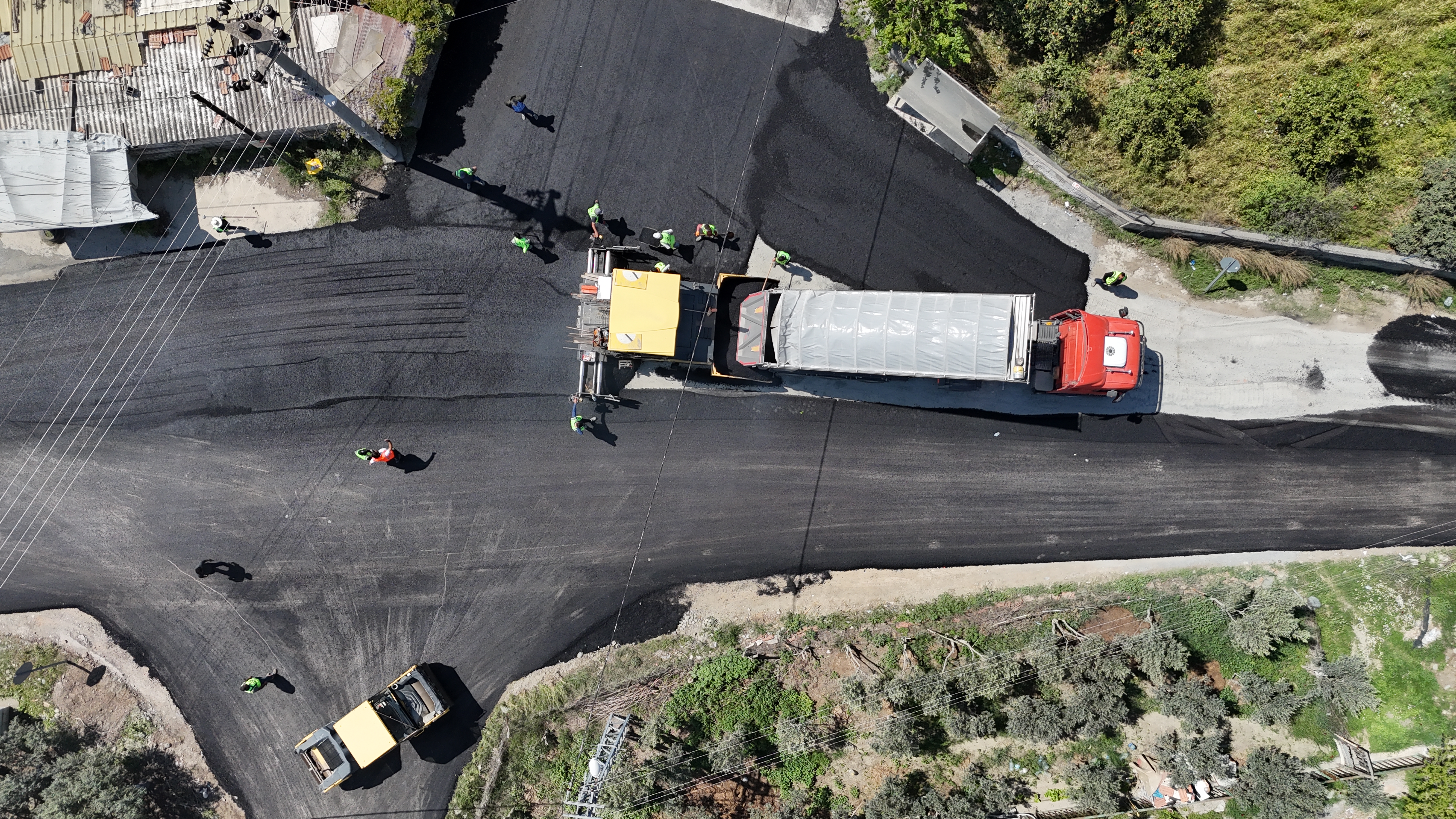 Hatay’da 7 km’lik yol çalışmasında ilk asfalt serimi tamamlandı. Vatandaşlar, “Yıllar sonra ilk kez hizmet görüyoruz” diyerek memnuniyetini dile getirdi.