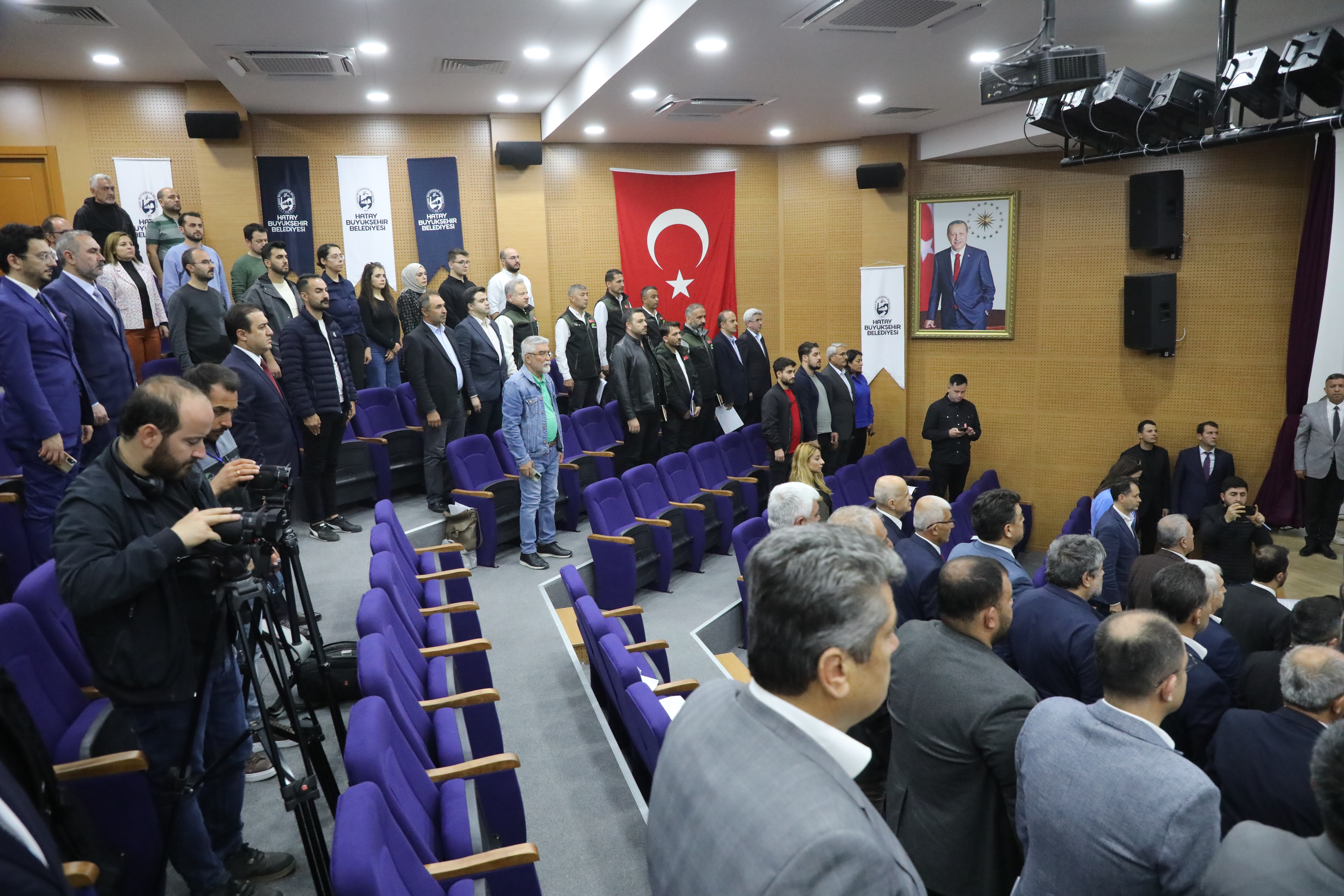 Hatay Büyükşehir Belediyesi'nin Nisan toplantısında çevre kirliliğini azaltmaya yönelik pulvarize sulama sistemi zorunlu hale getirildi. Yeni projeler ve gelişmelerle ilgili detaylar haberimizde!