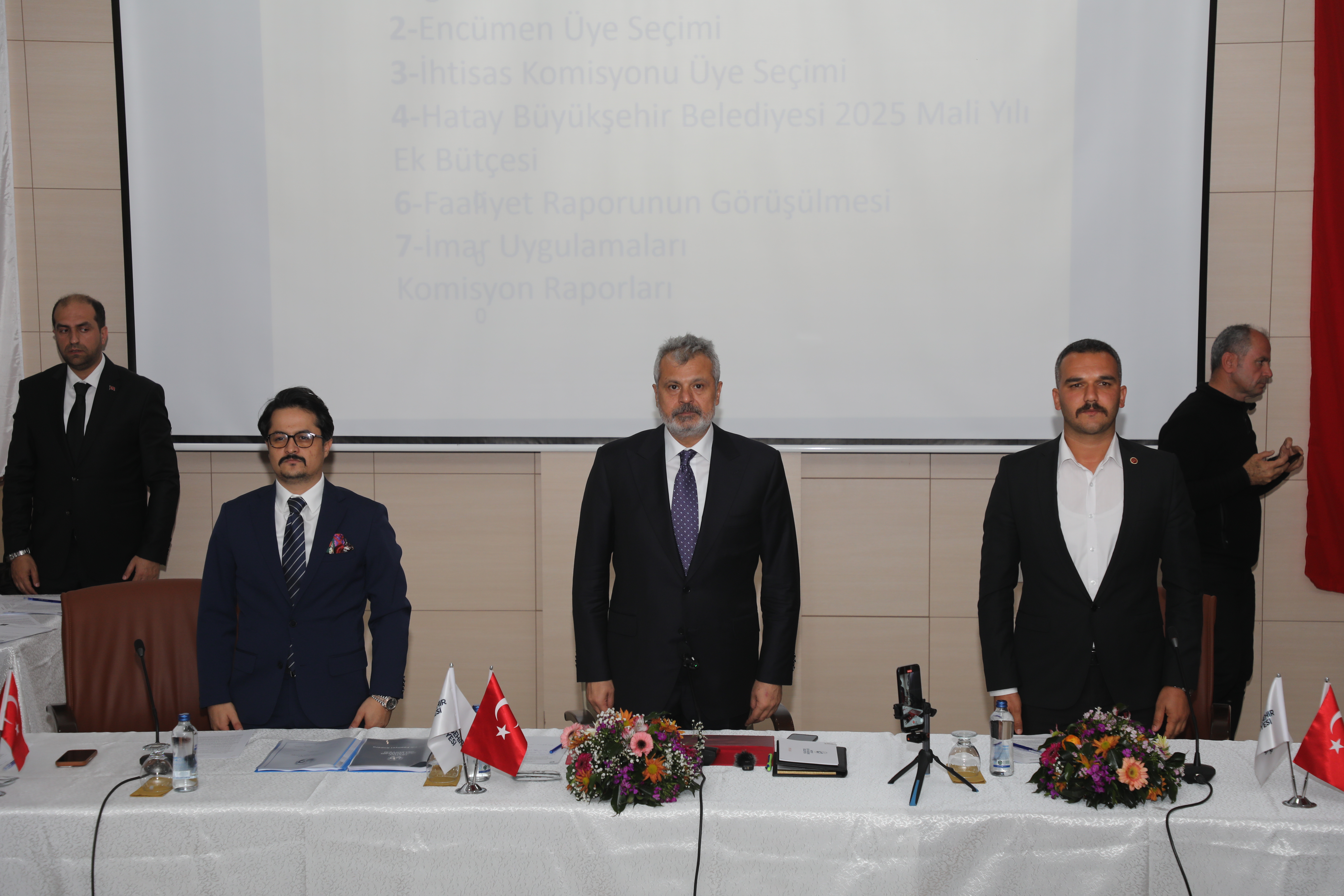 Hatay Büyükşehir Belediyesi'nin Nisan toplantısında çevre kirliliğini azaltmaya yönelik pulvarize sulama sistemi zorunlu hale getirildi. Yeni projeler ve gelişmelerle ilgili detaylar haberimizde!