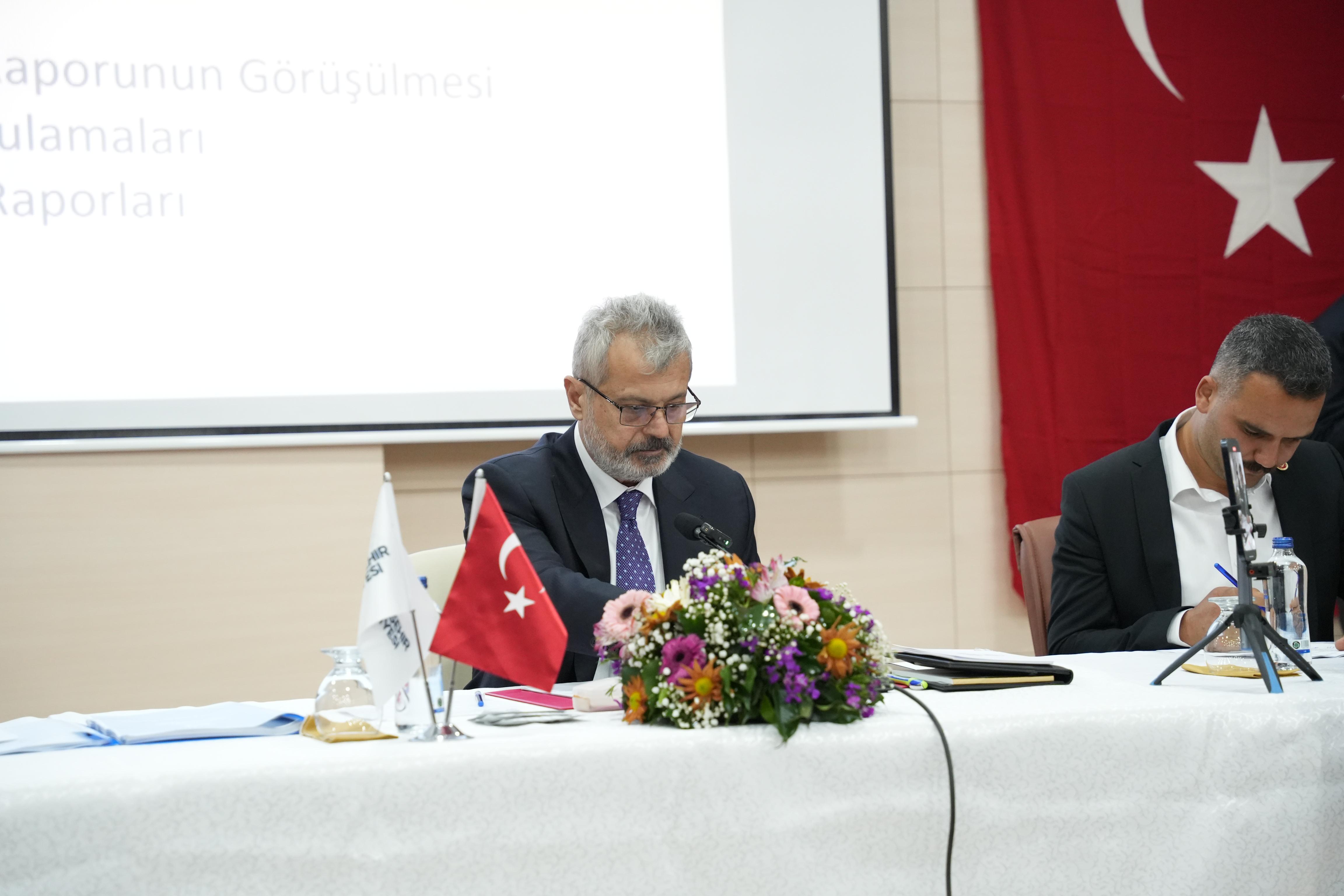 Hatay Büyükşehir Belediyesi'nin Nisan toplantısında çevre kirliliğini azaltmaya yönelik pulvarize sulama sistemi zorunlu hale getirildi. Yeni projeler ve gelişmelerle ilgili detaylar haberimizde!