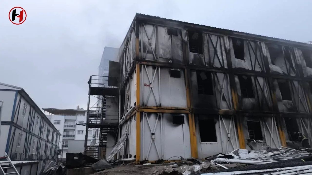İskenderun'da İnşaat Şantiyesinde Yangın: Konteyner Alev Aldı