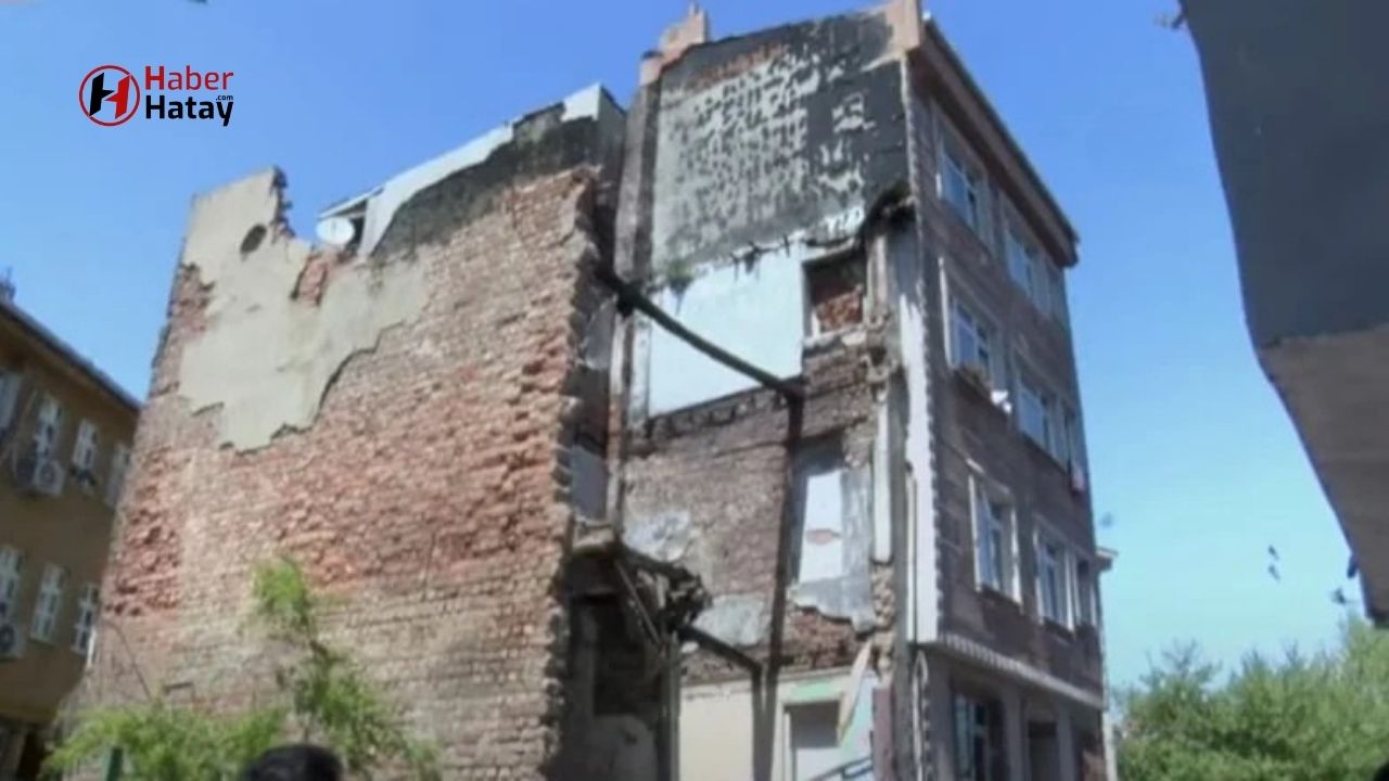 İstanbul’da 6.2’lik Deprem! Fatih’te Bina Çöktü, Panik Havası!