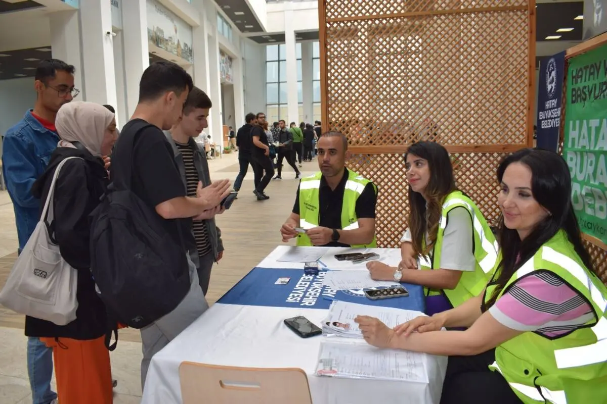 Hatay Büyükşehir Belediyesi, İskenderun Teknik Üniversitesi kampüsünde kurduğu Hatay Kart standıyla öğrencilere ulaşım kolaylığı sağlıyor. Başvuru işlemleri yoğun ilgi görüyor!