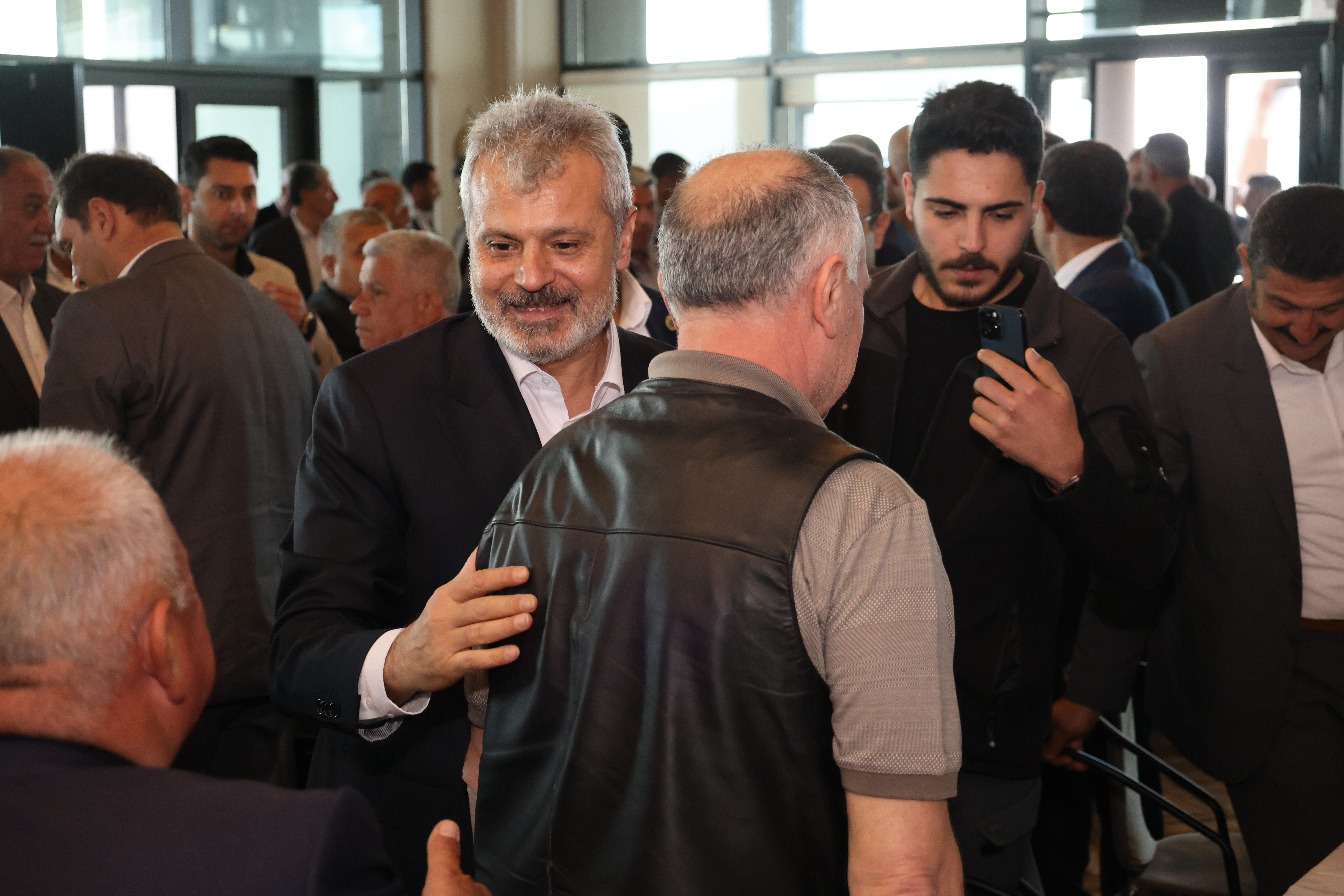 Hatay Büyükşehir Belediye Başkanı Mehmet Öntürk, Kırıkhan’a yapılacak yeni pazar yeri projesini duyurdu! Muhtarlarla yapılan toplantıda ihtiyaçlar masaya yatırıldı.