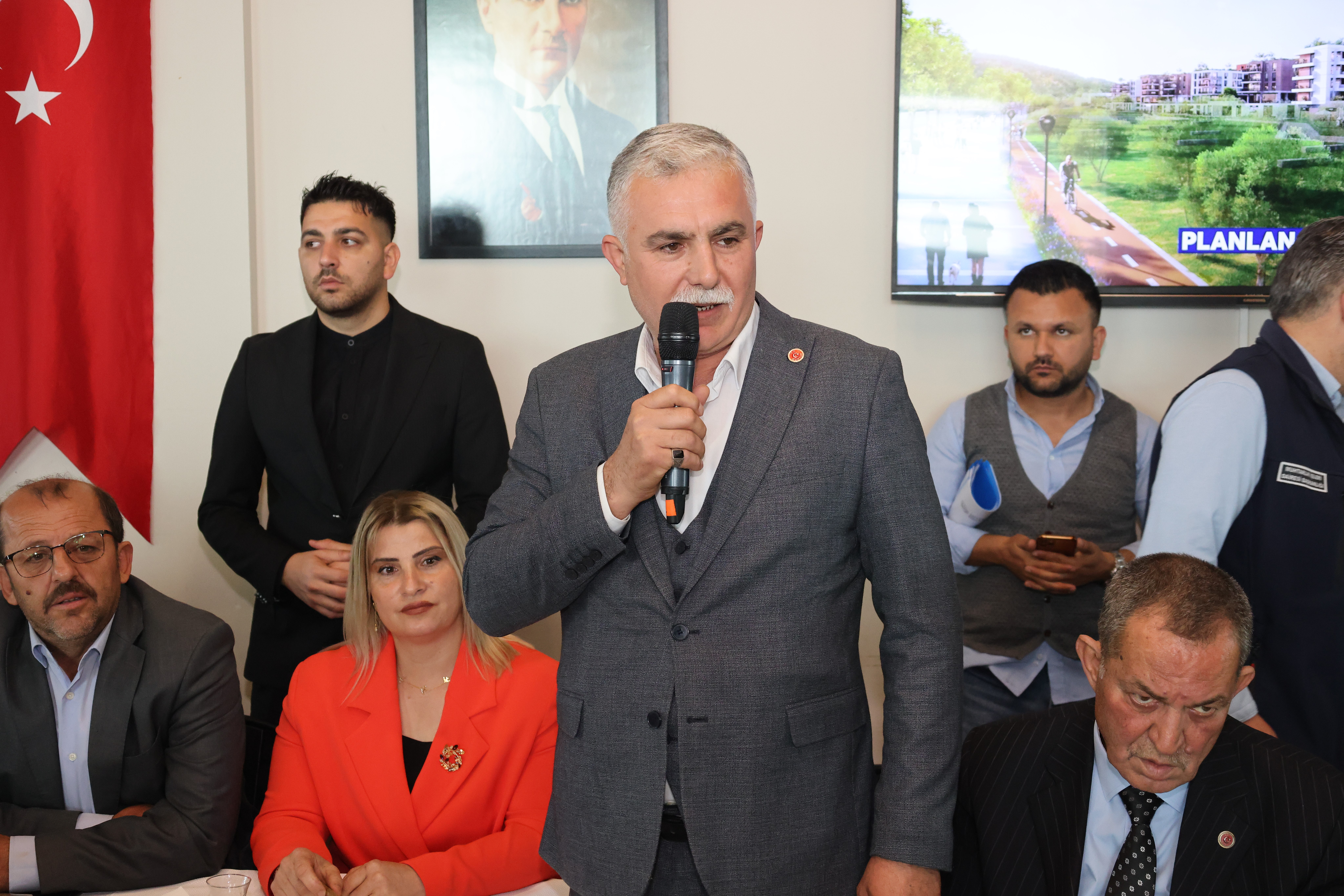 Hatay Büyükşehir Belediye Başkanı Mehmet Öntürk, Kırıkhan’a yapılacak yeni pazar yeri projesini duyurdu! Muhtarlarla yapılan toplantıda ihtiyaçlar masaya yatırıldı.