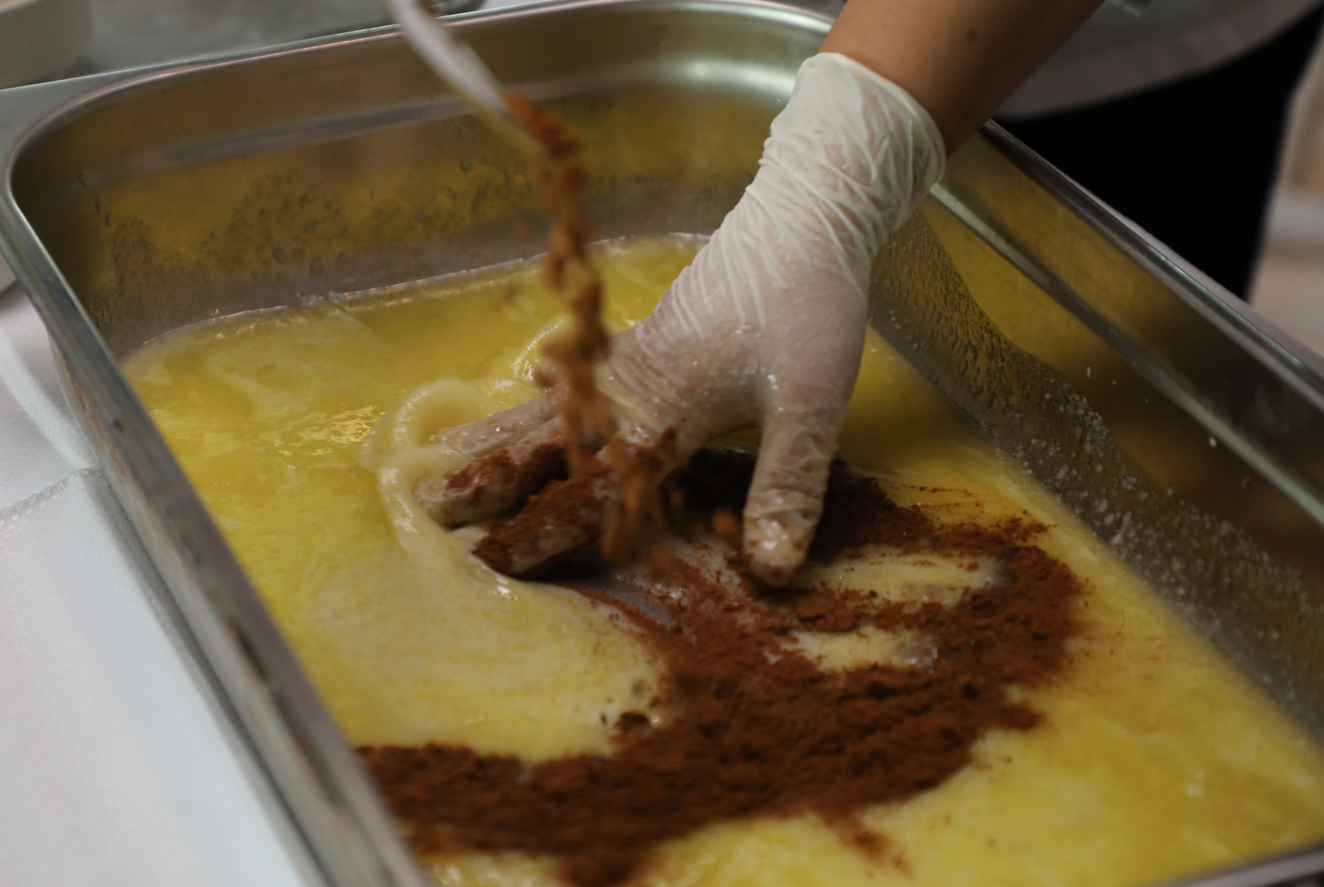 Hatay Gastronomievi’nde anasınıfı öğrencileri, ustalar eşliğinde kömbe yaptı! Lezzetli ve eğlenceli bu etkinlikte minik eller hünerlerini sergiledi.