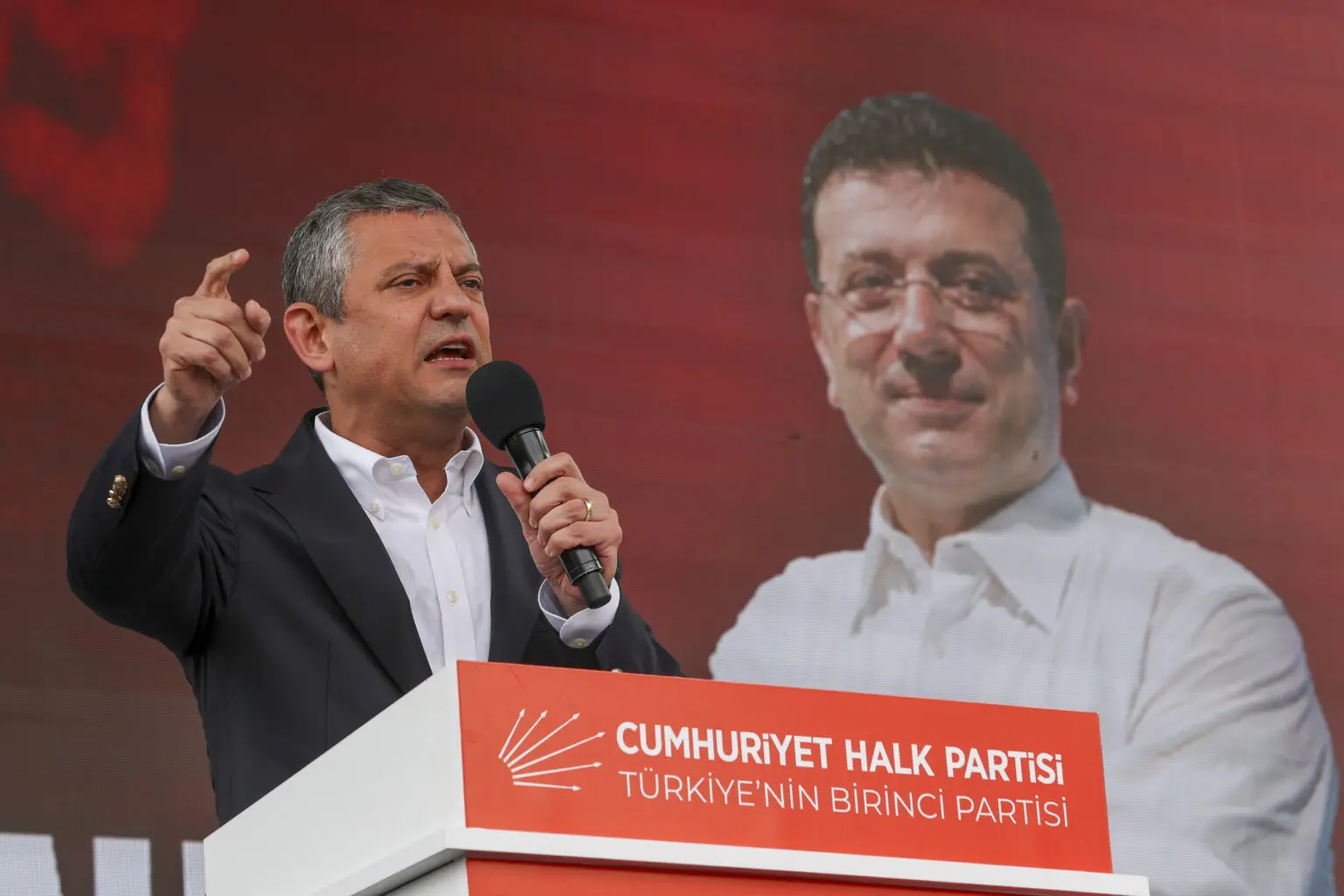AKP Sözcüsü Ömer Çelik, Özgür Özel’in Mersin mitingindeki sözlerine sert çıktı: “Yalan siyaseti ve siyasi cehaletle mücadele ediyoruz” dedi.