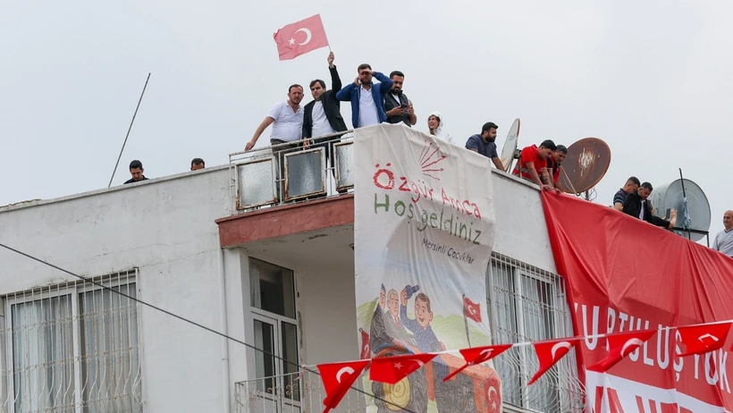 CHP'nin Mersin mitinginde Özgür Özel'den dikkat çeken çıkış: "İmamoğlu’na darbe girişimi var!" İkinci dalga operasyonuna da sert tepki geldi.