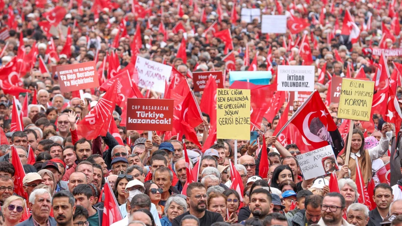 CHP'nin Mersin mitinginde Özgür Özel'den dikkat çeken çıkış: "İmamoğlu’na darbe girişimi var!" İkinci dalga operasyonuna da sert tepki geldi.
