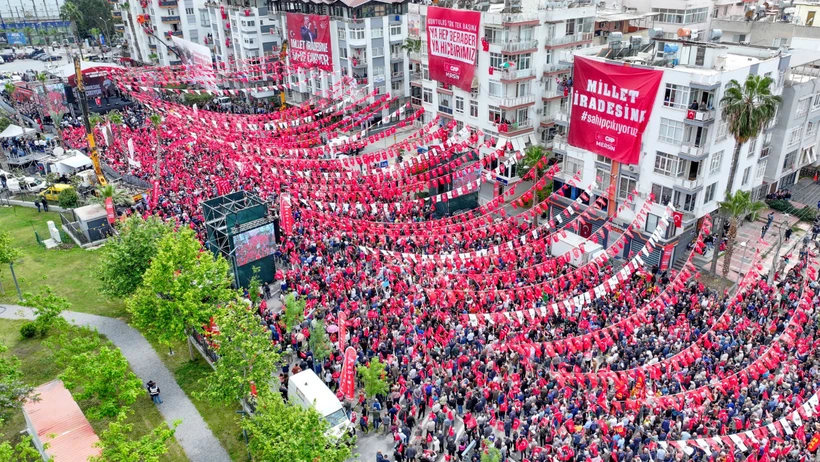 CHP'nin Mersin mitinginde Özgür Özel'den dikkat çeken çıkış: "İmamoğlu’na darbe girişimi var!" İkinci dalga operasyonuna da sert tepki geldi.