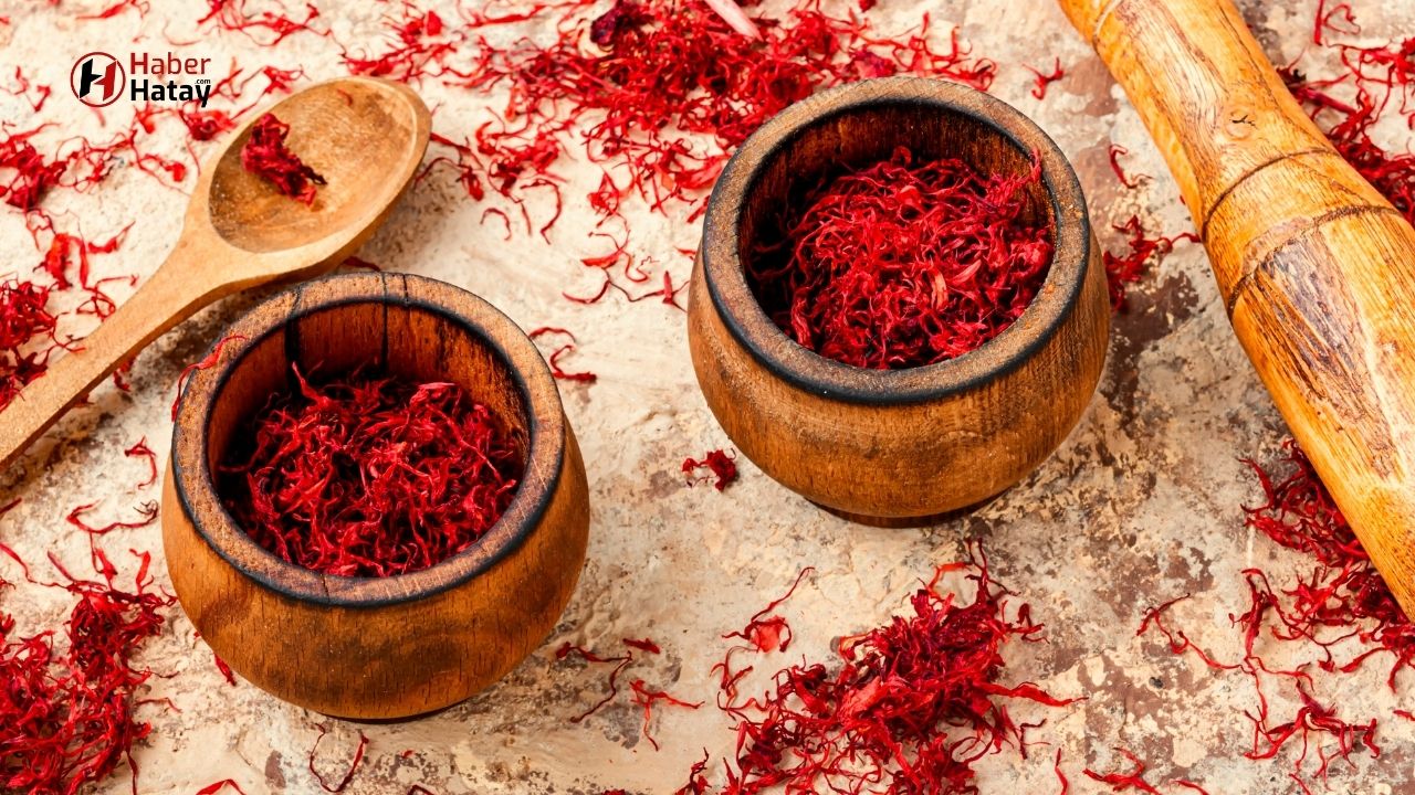 Dünyanın en pahalı baharatı safran, mutfaklarda rengini ve aromasını katarken, geleneksel tıpta da şifa kaynağı olarak yer alıyor. Peki, safranın büyüsü nereden geliyor?