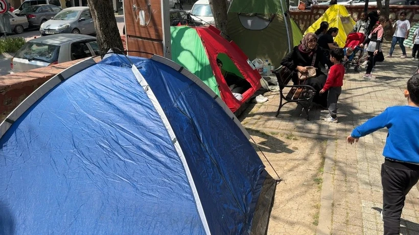 İstanbul Silivri'deki 6.2'lik depremin ardından yüzlerce aile, evlerine giremeyip parklarda çadırlarda yaşıyor. Peki bu korku ne zaman dinecek?