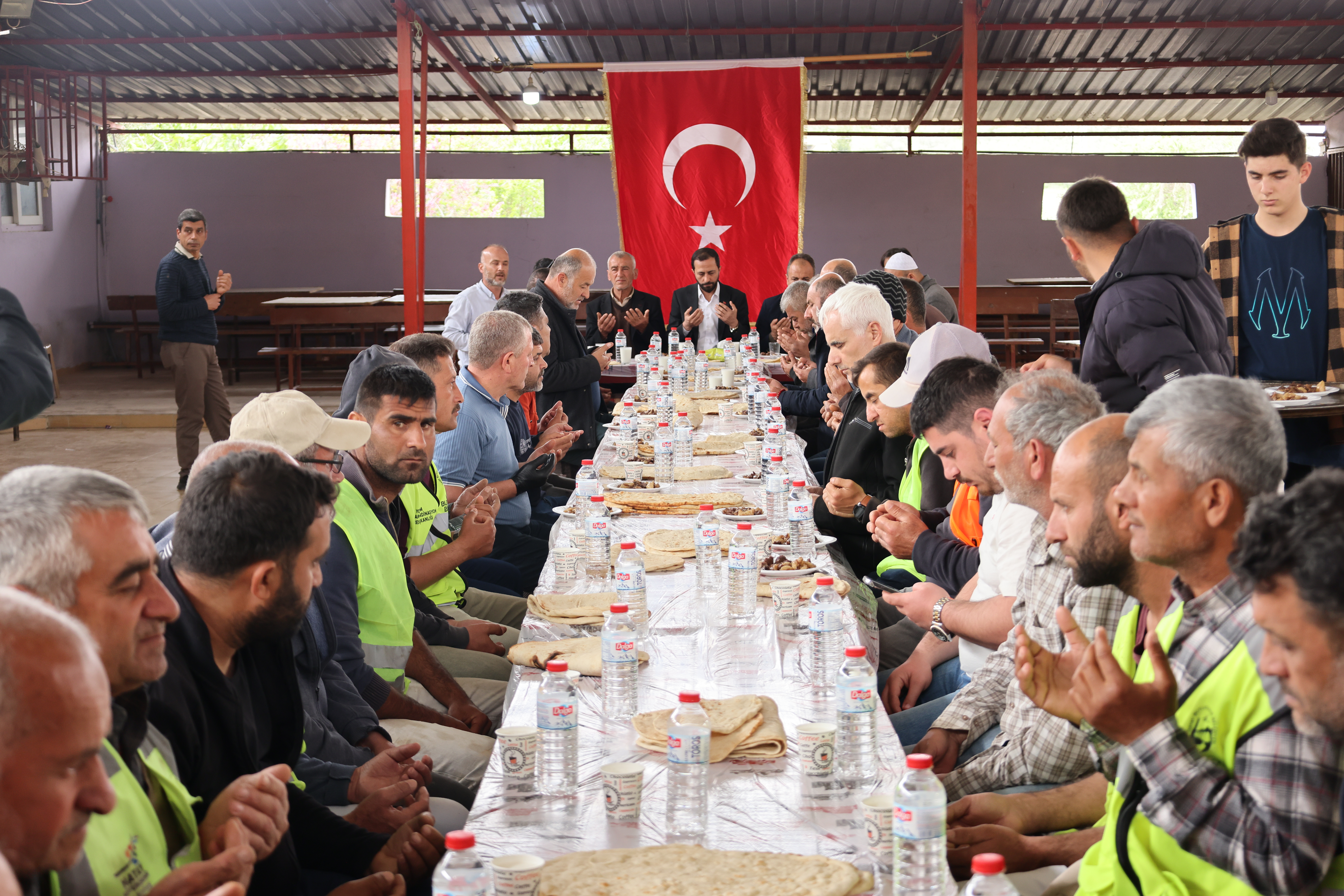 HBB, Yayladağı’nda 3.200 metre beton asfalt döktü. Başkan Öntürk’ün 1 yılda 30 yıllık sorunu çözmesi vatandaşları şaşkına çevirdi!